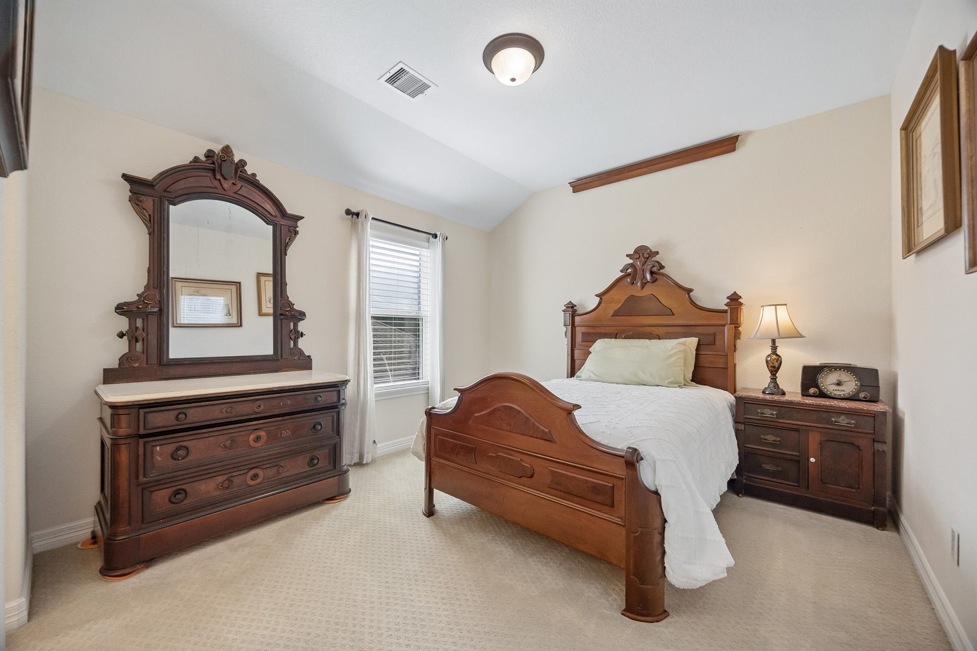 3102 London Lane, Missouri City, TX 77459 This secondary bedroom is attached to a Holloywood bath.