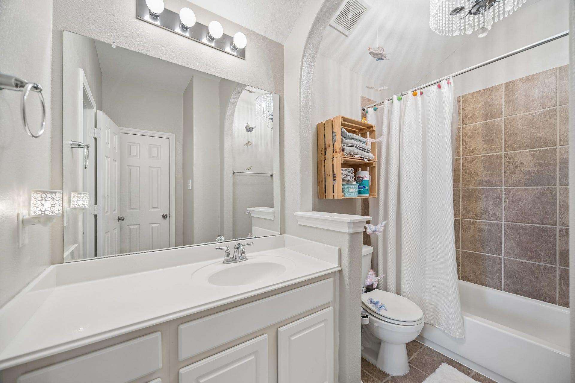 3102 London Lane, Missouri City, TX 77459 The ensuite bath also opens to the hallway.