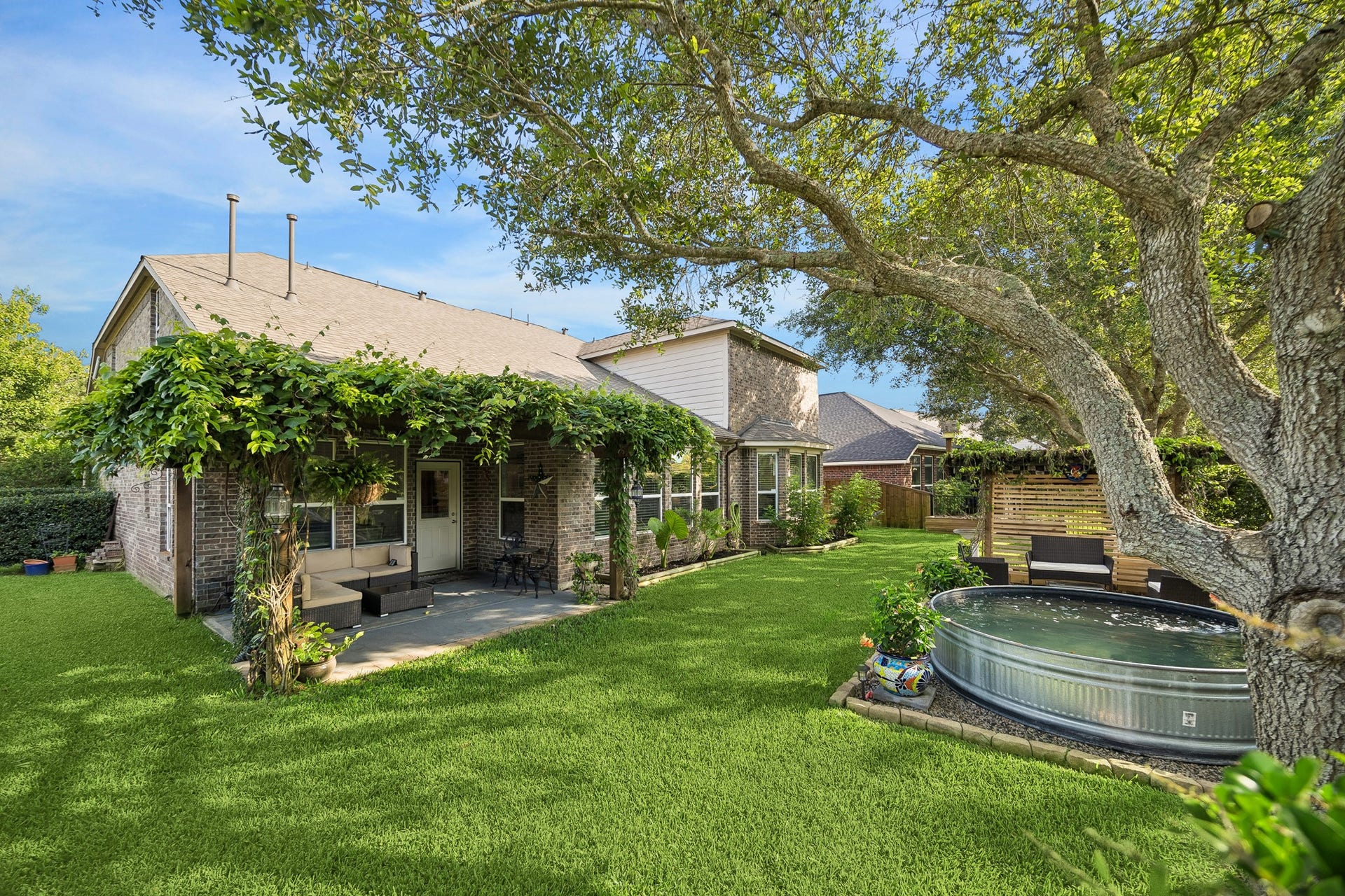 3102 London Lane, Missouri City, TX 77459 Even with one neighbor to the side, this yard has so much privacy!