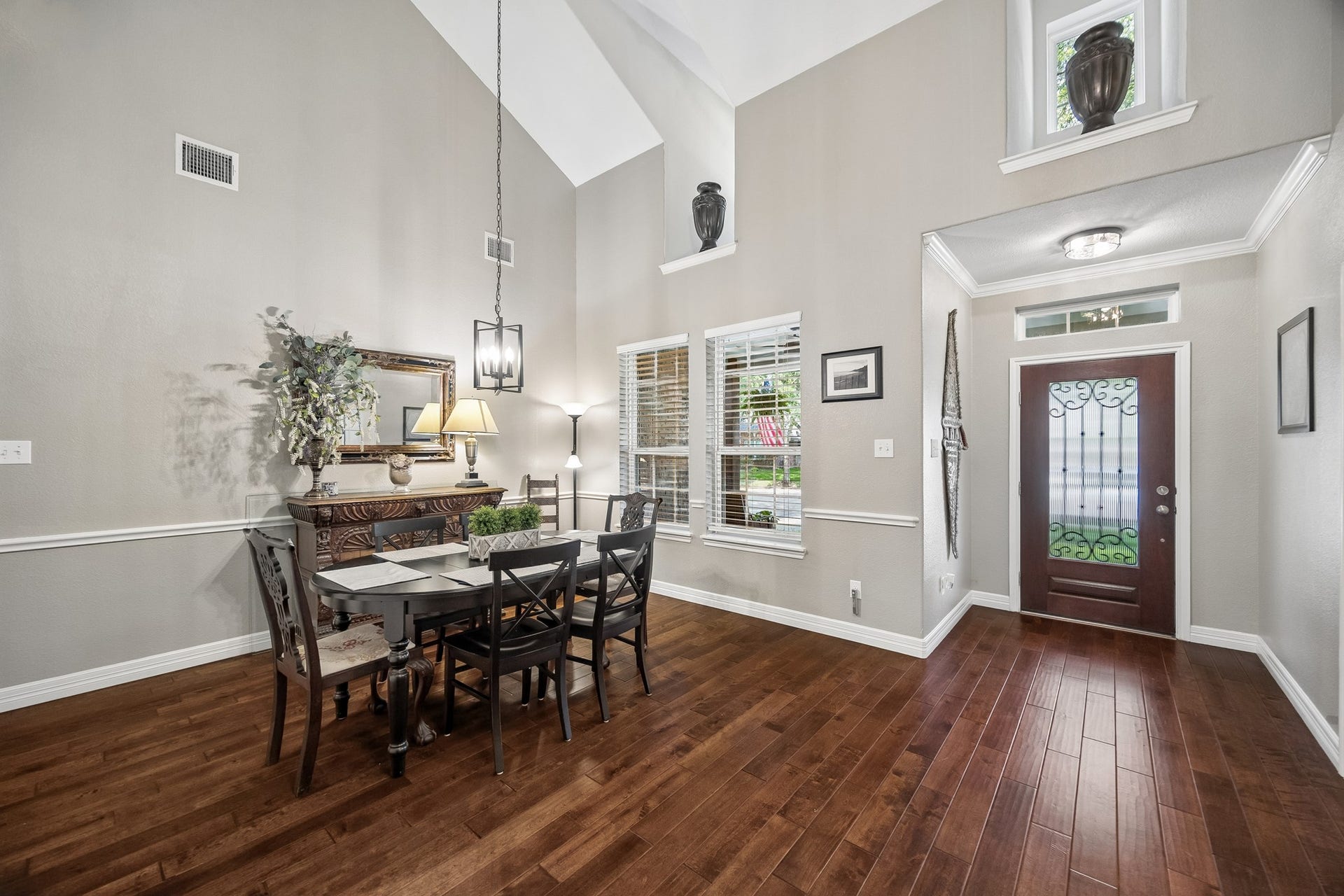 3102 London Lane, Missouri City, TX 77459 The dining room space can accomodate a table of 6 to 8 seats.