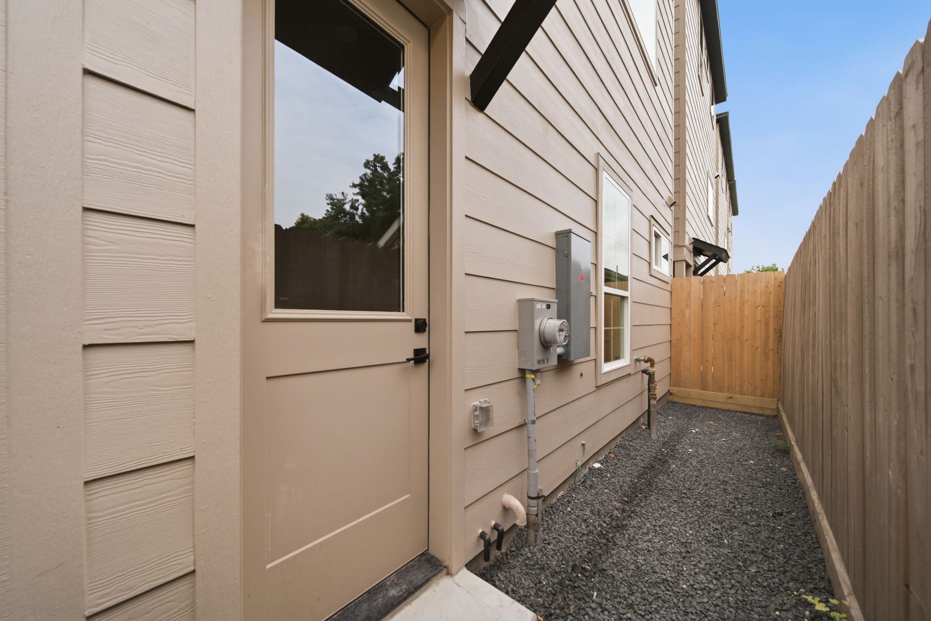 Private entry/exit to the guest suite for more convenient access.