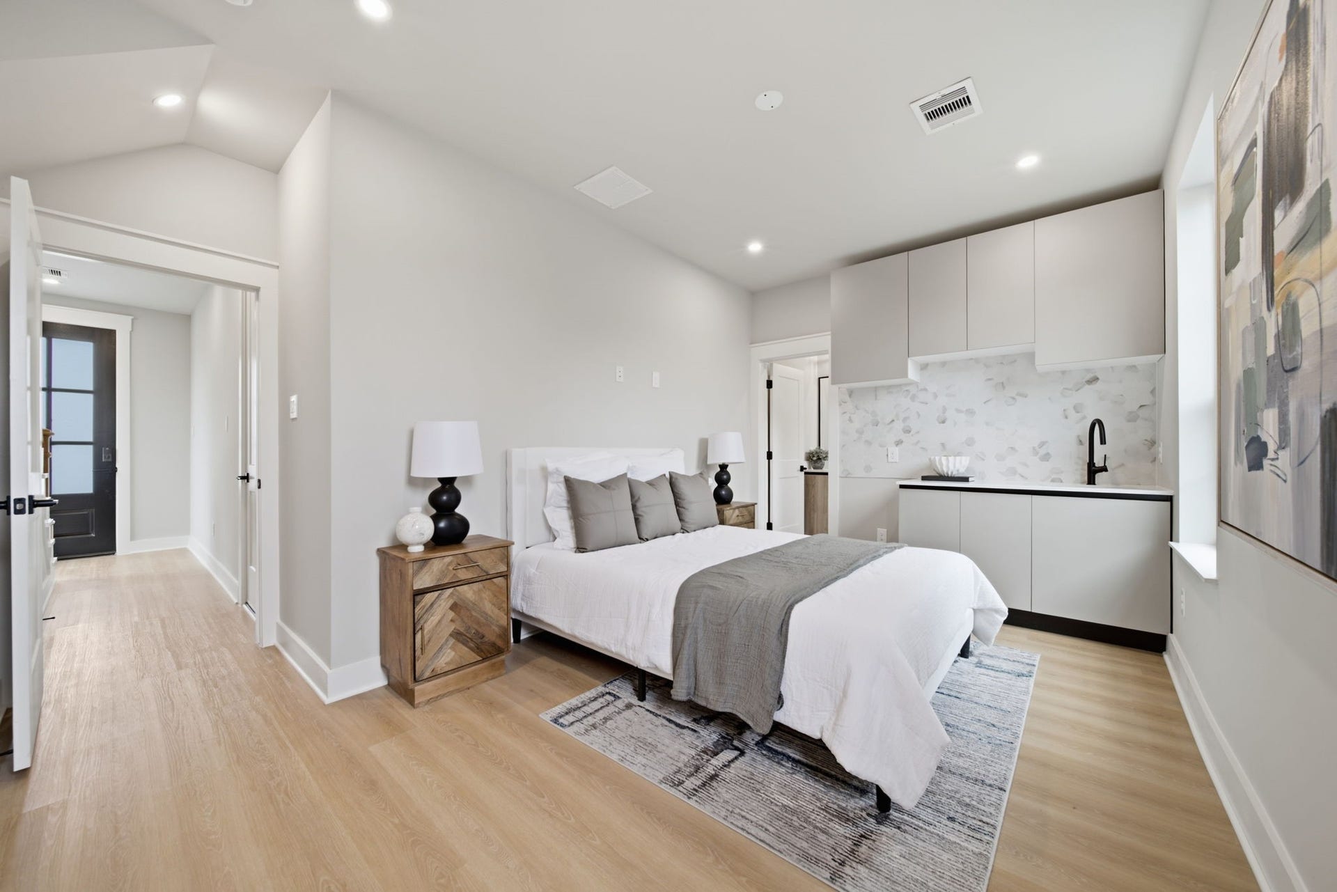 This room is a convenient guest suite or can be used for short/long-term rentals.