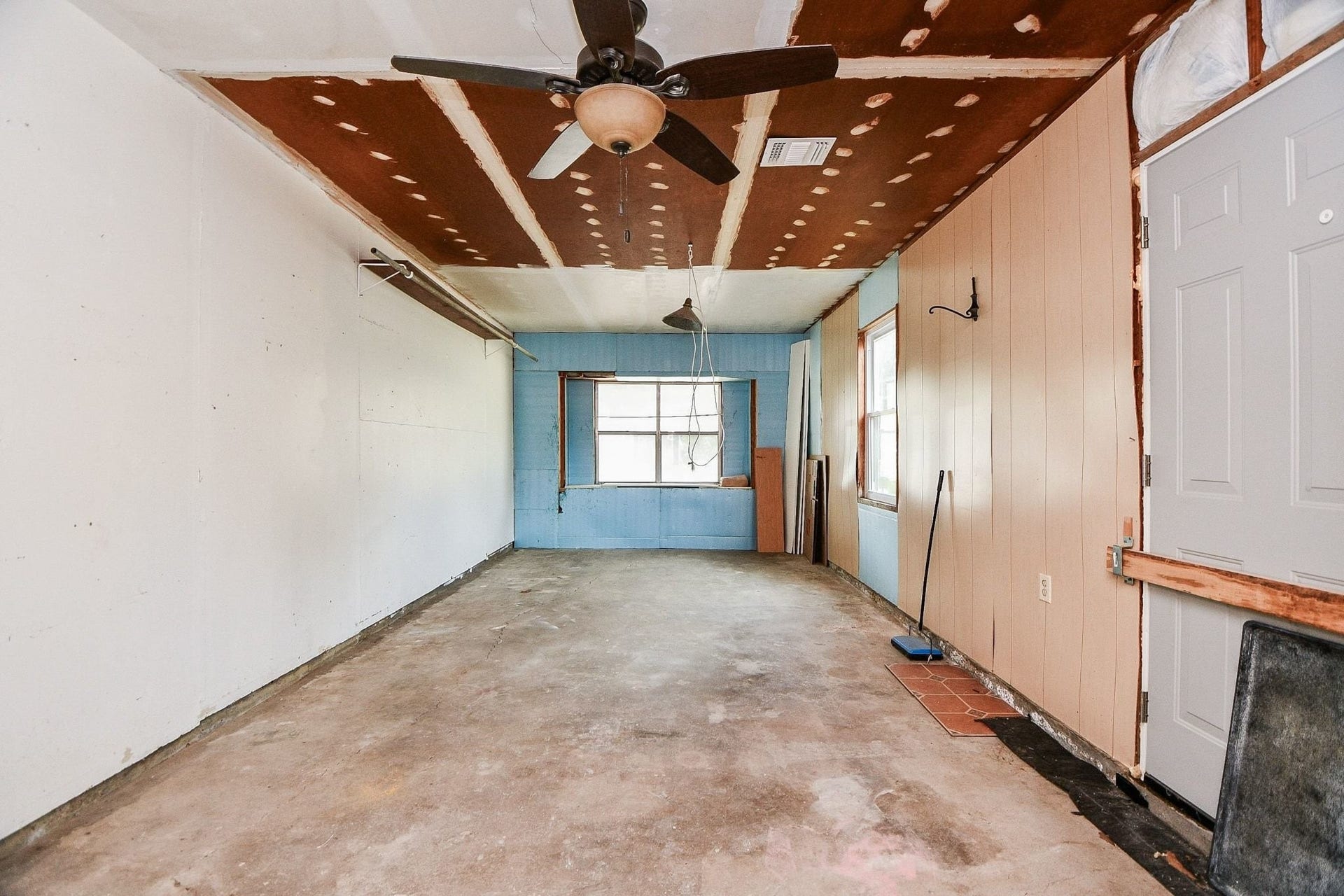 1313 Tobola Street, Rosenberg, TX 77471 Unfinished converted garage
