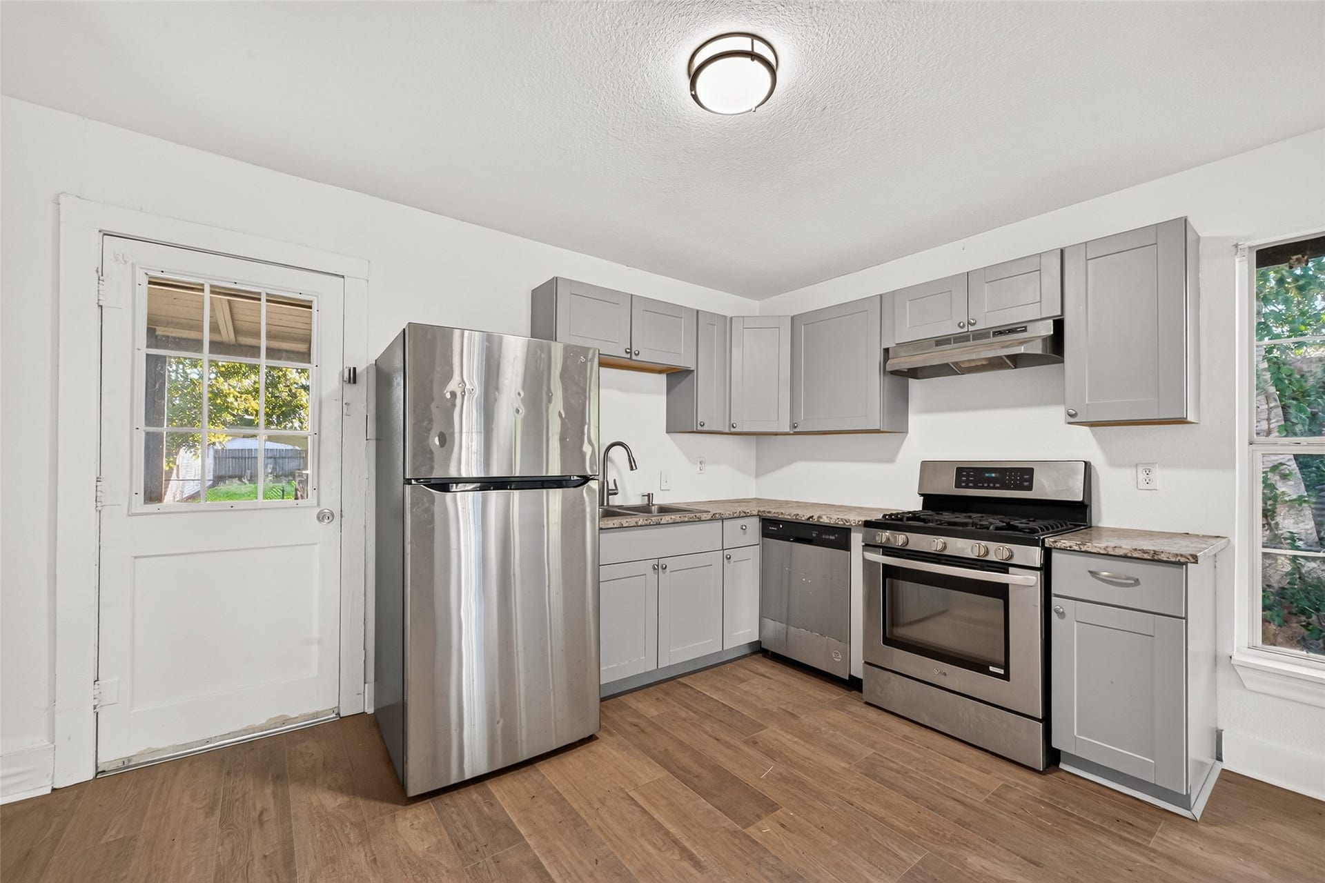 503 N Orange Street, Sweeny, TX 77480 Charming updated kitchen