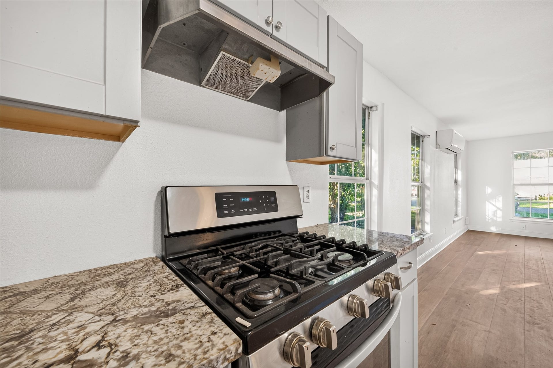 503 N Orange Street, Sweeny, TX 77480 Gas stove