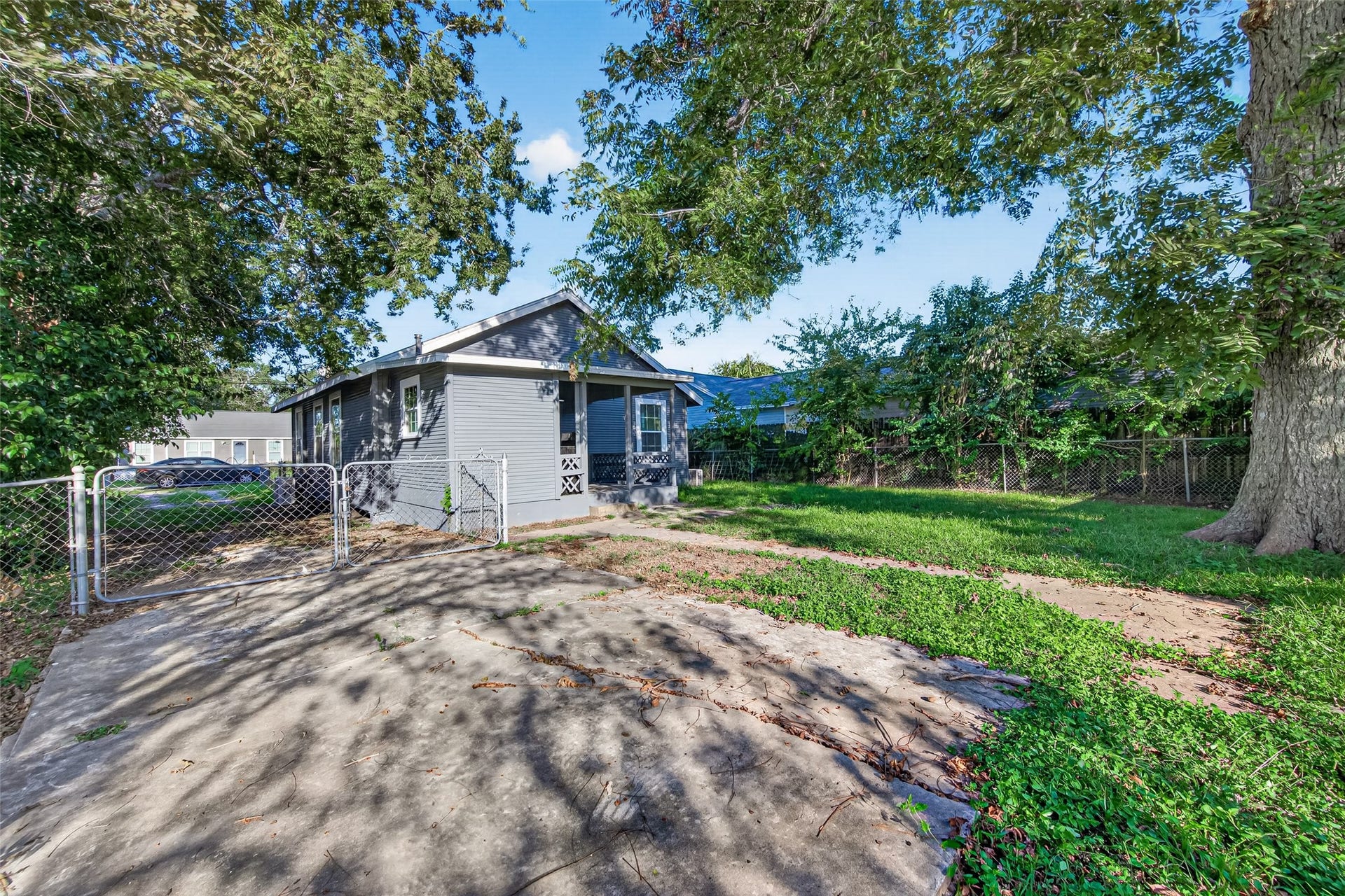 503 N Orange Street, Sweeny, TX 77480 Concrete pad with double gate