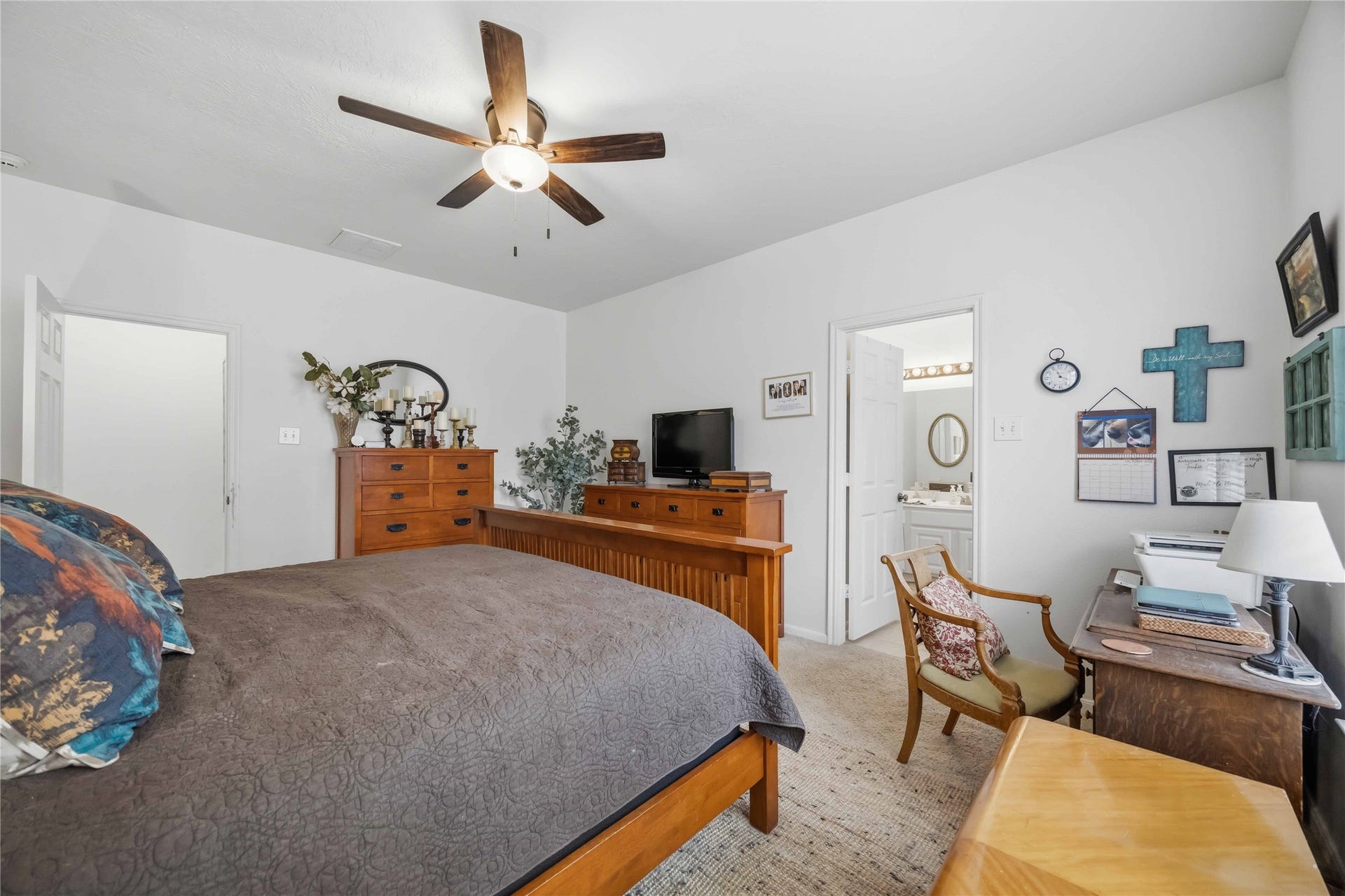 11415 English Rose Trail, Missouri City, TX 77459 Another view of the primary bedroom highlighting its spacious layout and convenient access to the ensuite bathroom.