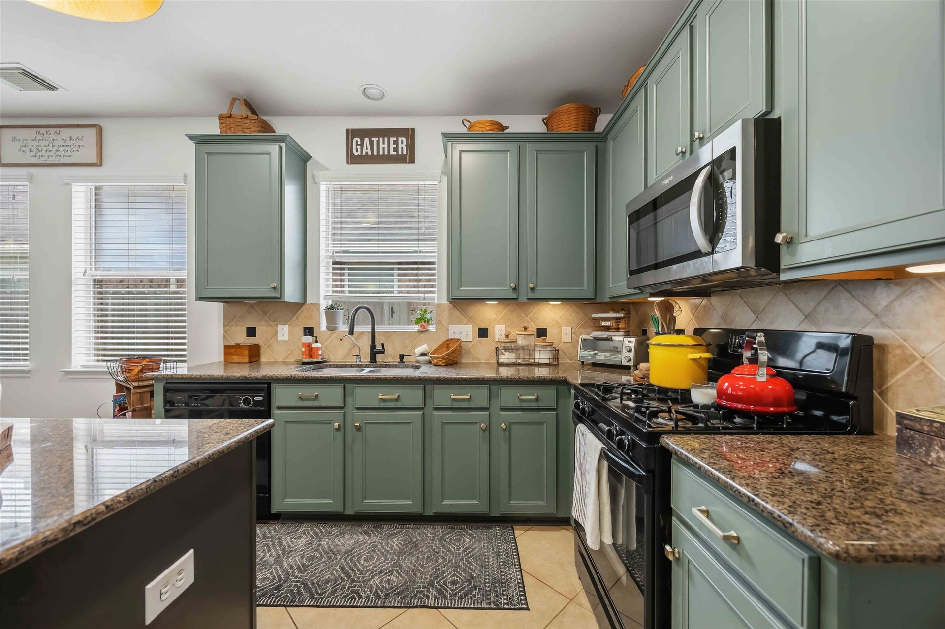 11415 English Rose Trail, Missouri City, TX 77459 Well-equipped kitchen with a gas range, built-in microwave, and a dishwasher.