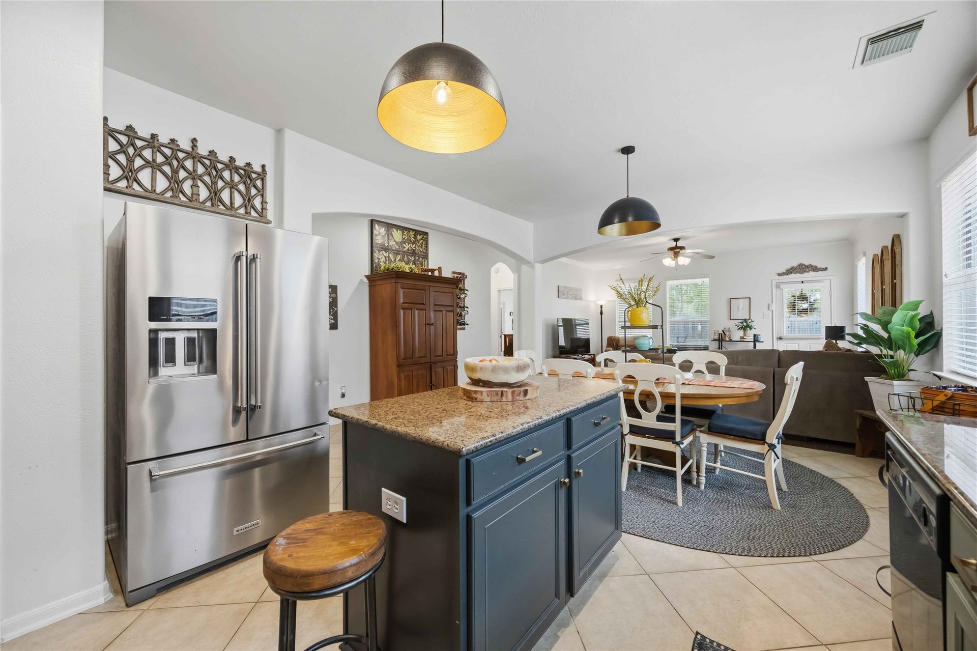 11415 English Rose Trail, Missouri City, TX 77459 Kitchen island with granite countertops and additional storage, overlooking the breakfast area and family room.