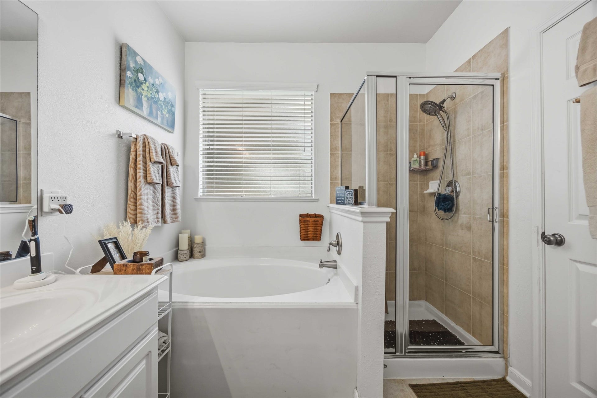 11415 English Rose Trail, Missouri City, TX 77459 Enjoy a separate soaking tub and glass-enclosed shower with tiled walls in the primary bathroom.