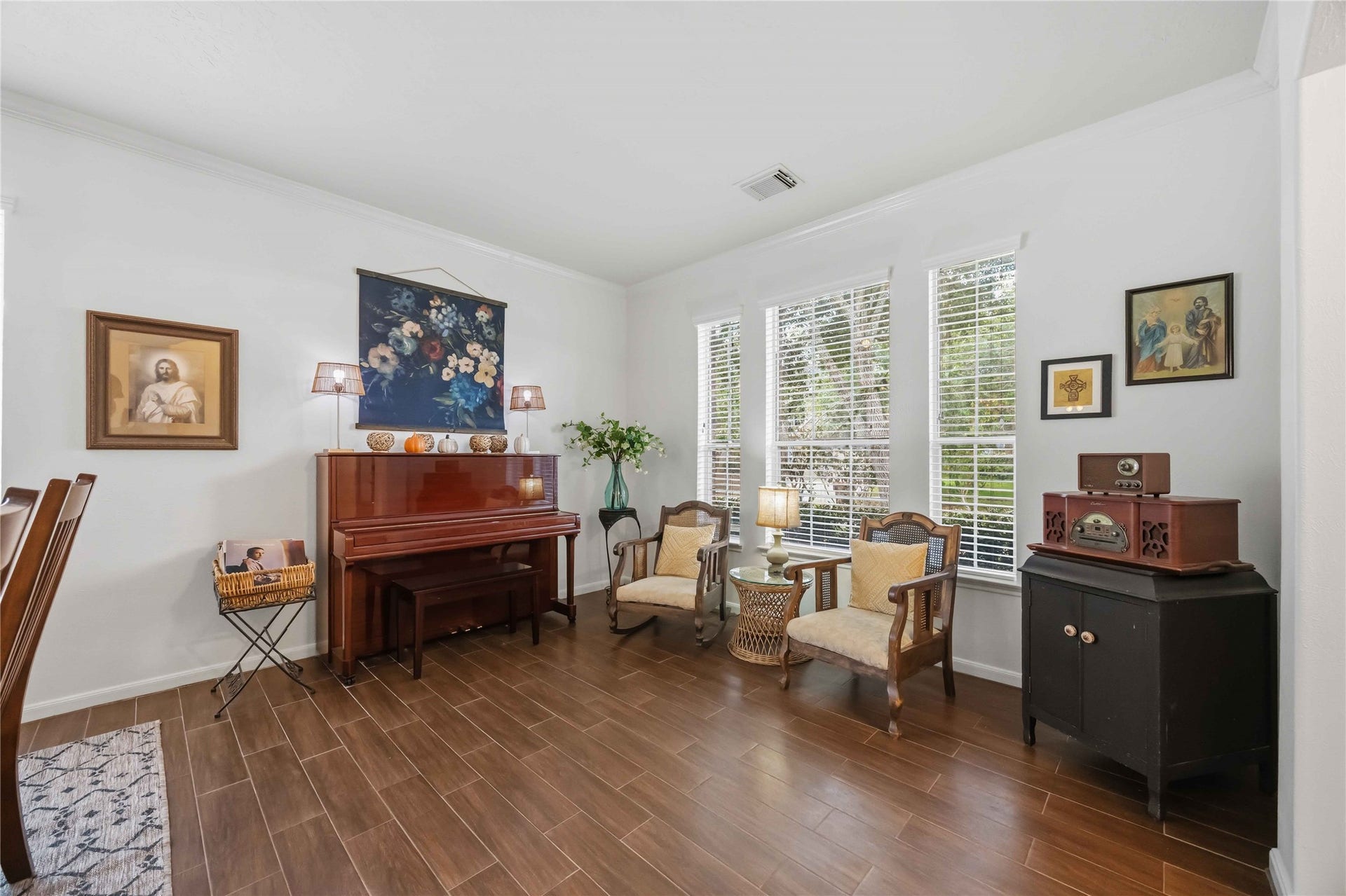 11415 English Rose Trail, Missouri City, TX 77459 Versatile front living area with wood-look tile flooring, crown molding, and three large windows providing natural light.