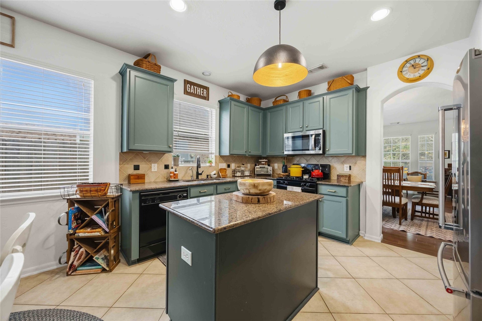 11415 English Rose Trail, Missouri City, TX 77459 Functional kitchen and breakfast area with generous natural light and easy access to the adjoining rooms.
