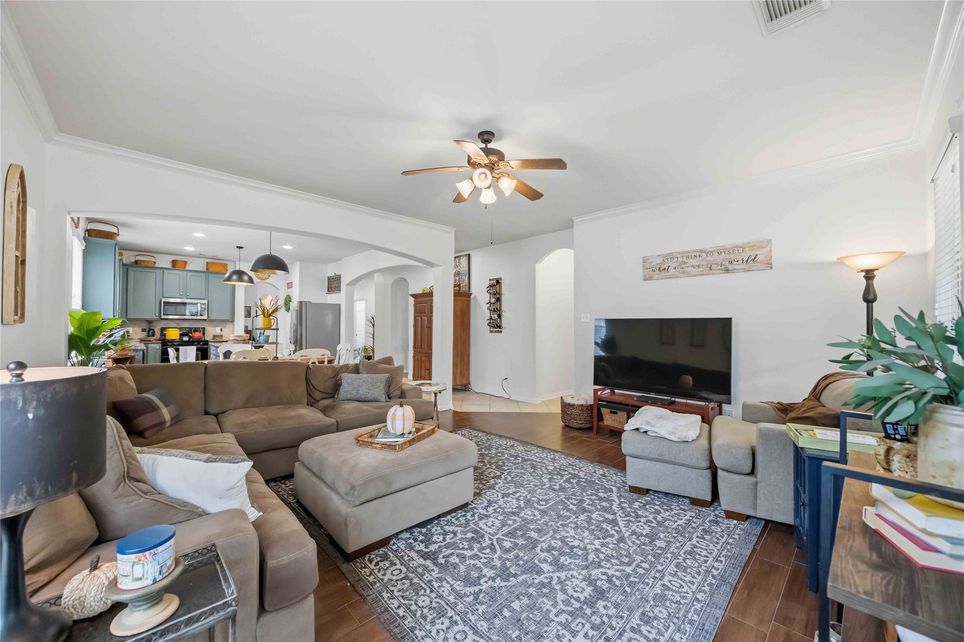 11415 English Rose Trail, Missouri City, TX 77459 Open view of the family room showcasing its seamless connection to the breakfast area and kitchen.