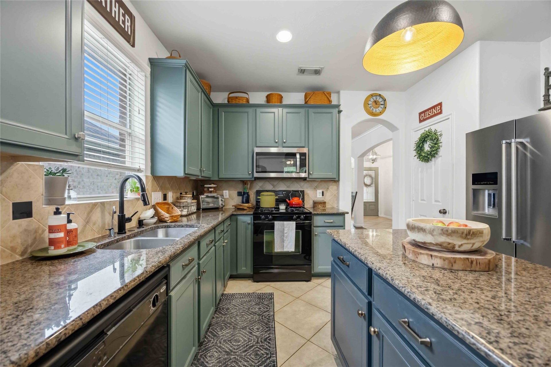 11415 English Rose Trail, Missouri City, TX 77459 Kitchen features granite countertops, a center island, ample cabinetry, and a stylish tile backsplash.