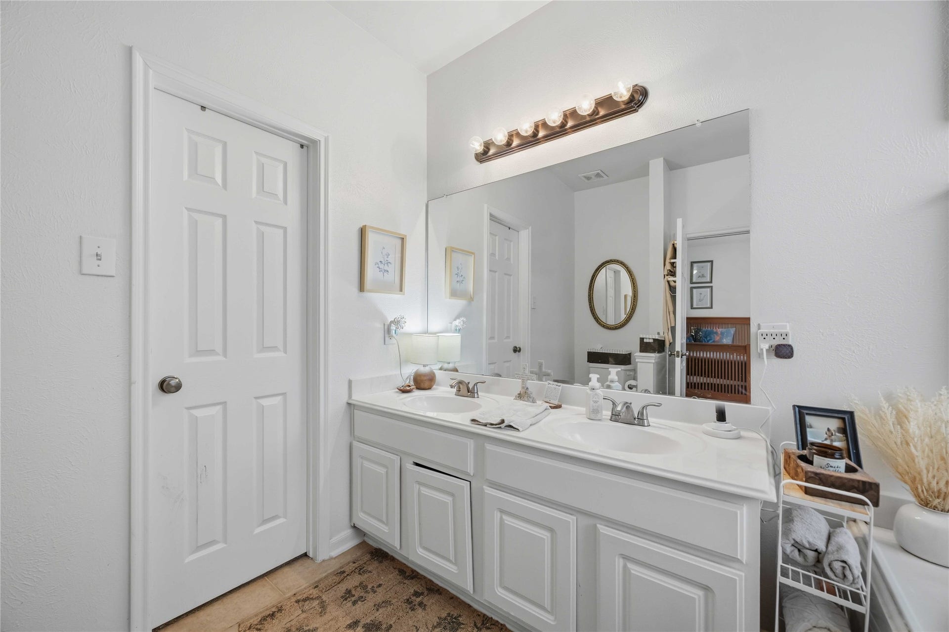 11415 English Rose Trail, Missouri City, TX 77459 Primary bathroom features a dual-sink vanity, expansive wall mirror, and ample under-sink storage.
