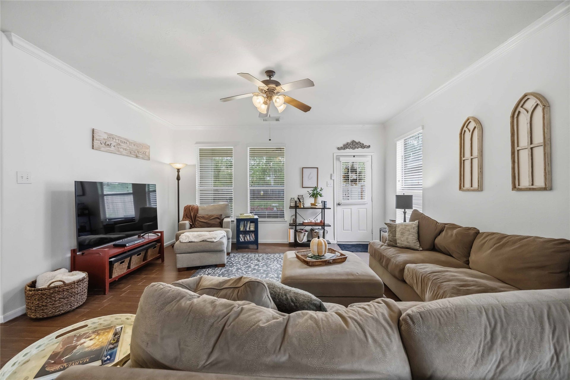11415 English Rose Trail, Missouri City, TX 77459 Another angle of the family room highlighting its generous layout and convenient access to the backyard.
