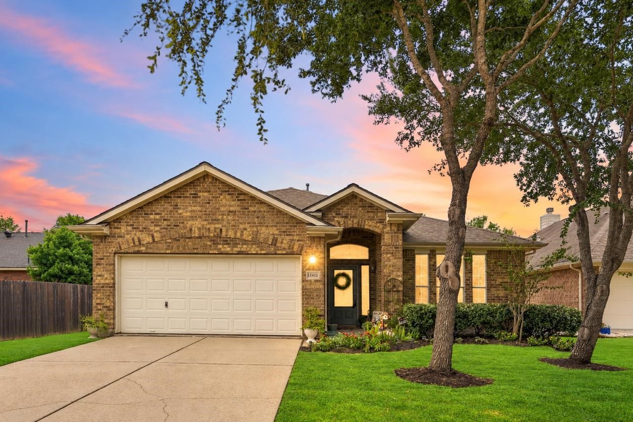 11415 English Rose Trail, Missouri City, TX 77459 Discover 11415 English Rose Trail, a charming single-story, 3-bedroom home nestled in Sienna Steep Bank Village.