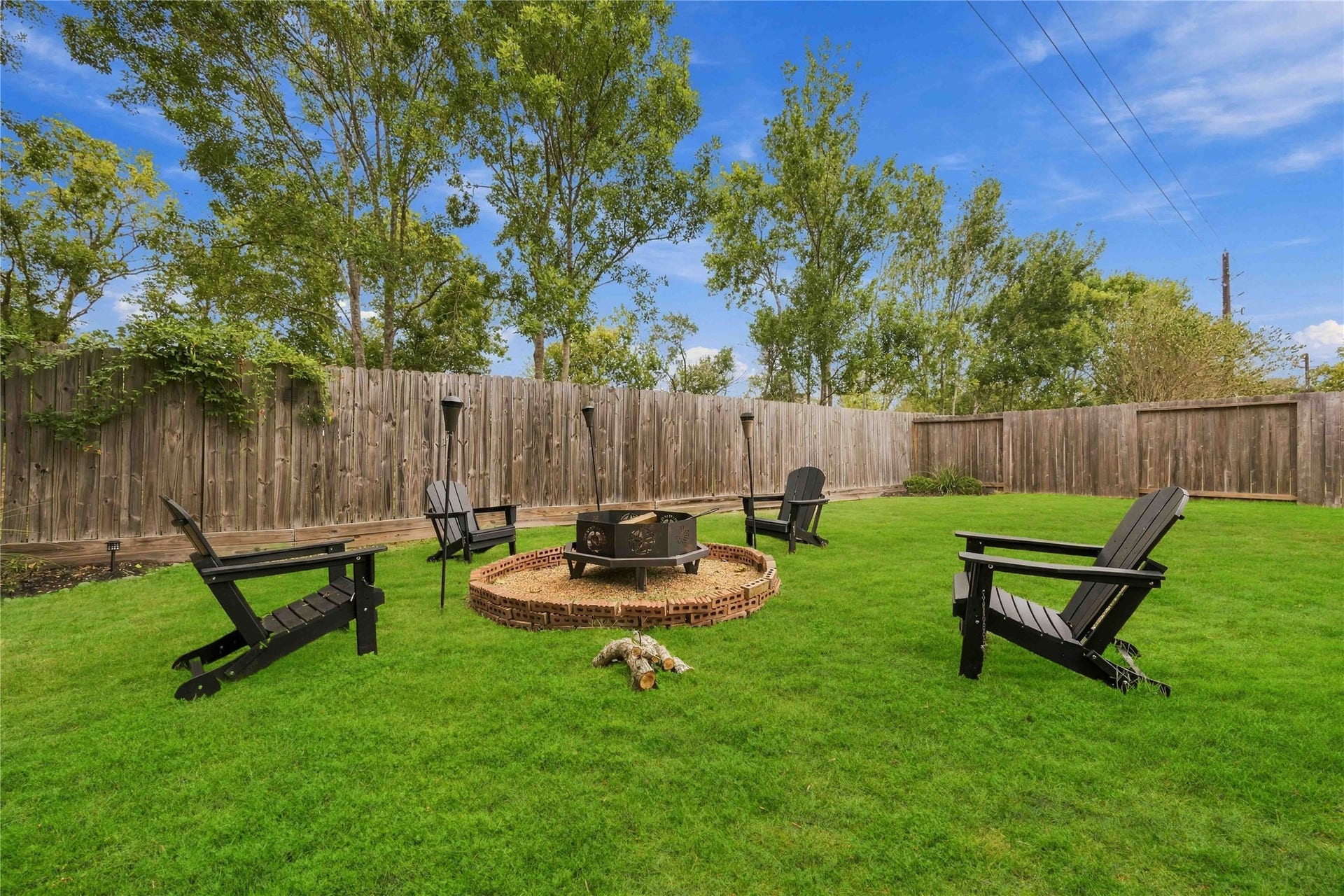 11415 English Rose Trail, Missouri City, TX 77459 Dedicated fire pit area provides a great setting for outdoor gatherings and relaxing evenings.