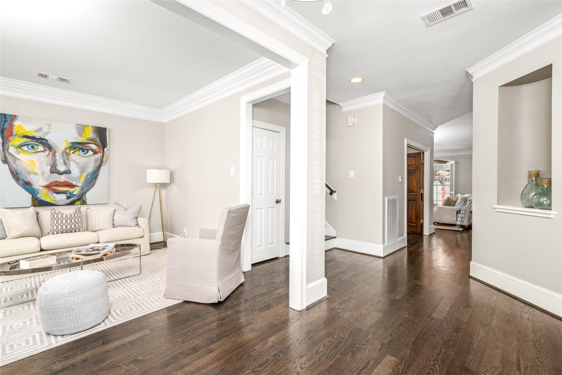 4312 Holt Street, Bellaire, TX 77401 Sunlit and open, the home has a graceful flow between formal living space and entry hall all with oversized crown molding and crisp white millwork. A sculpted architectural niche adds a gallery-like touch.