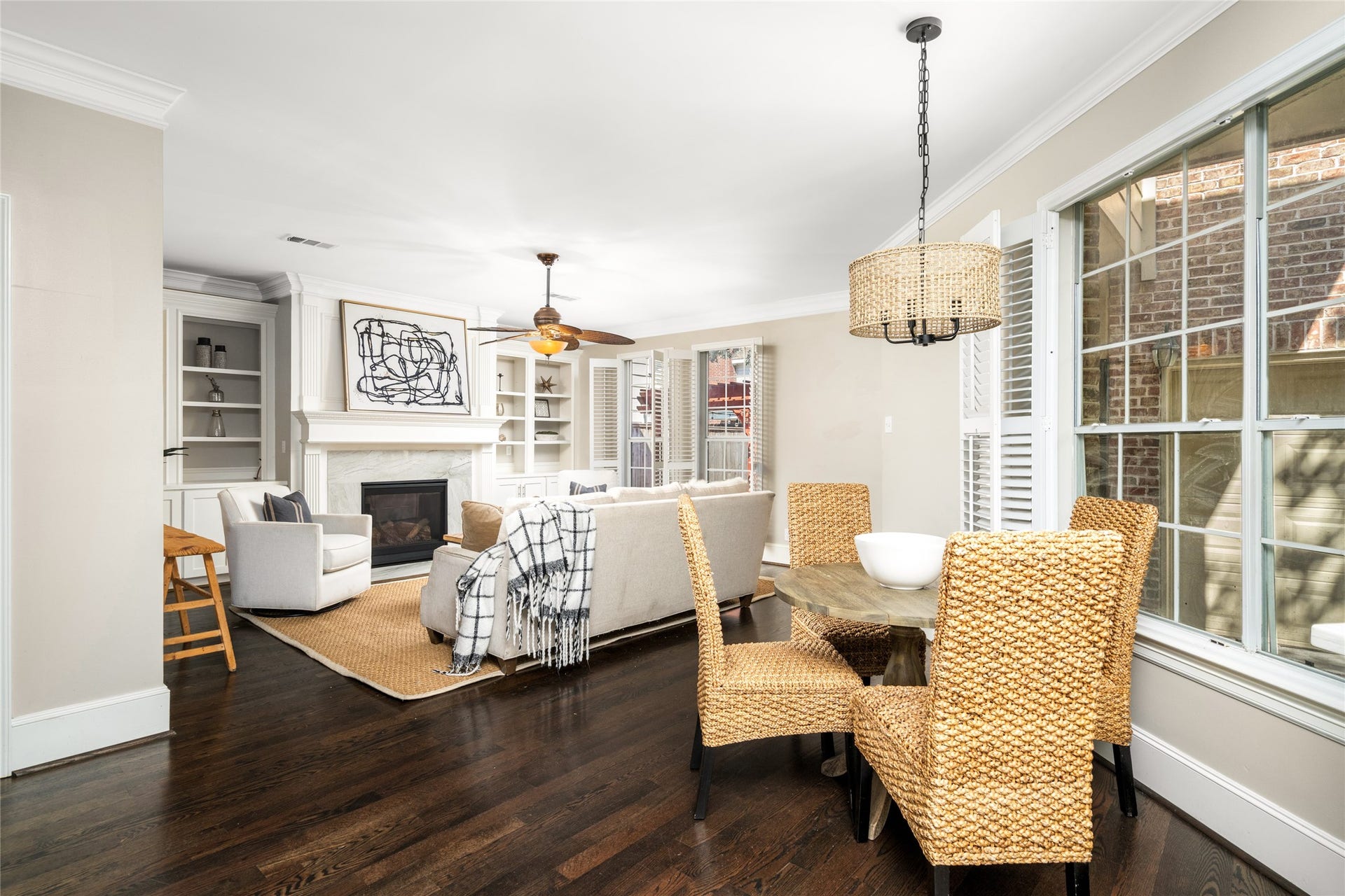4312 Holt Street, Bellaire, TX 77401 Enjoy morning coffee at this breakfast room with lots of natural light.