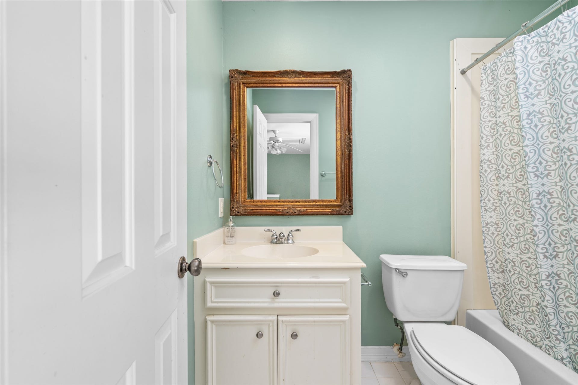 4312 Holt Street, Bellaire, TX 77401 Full bath for the NANNY SUITE.