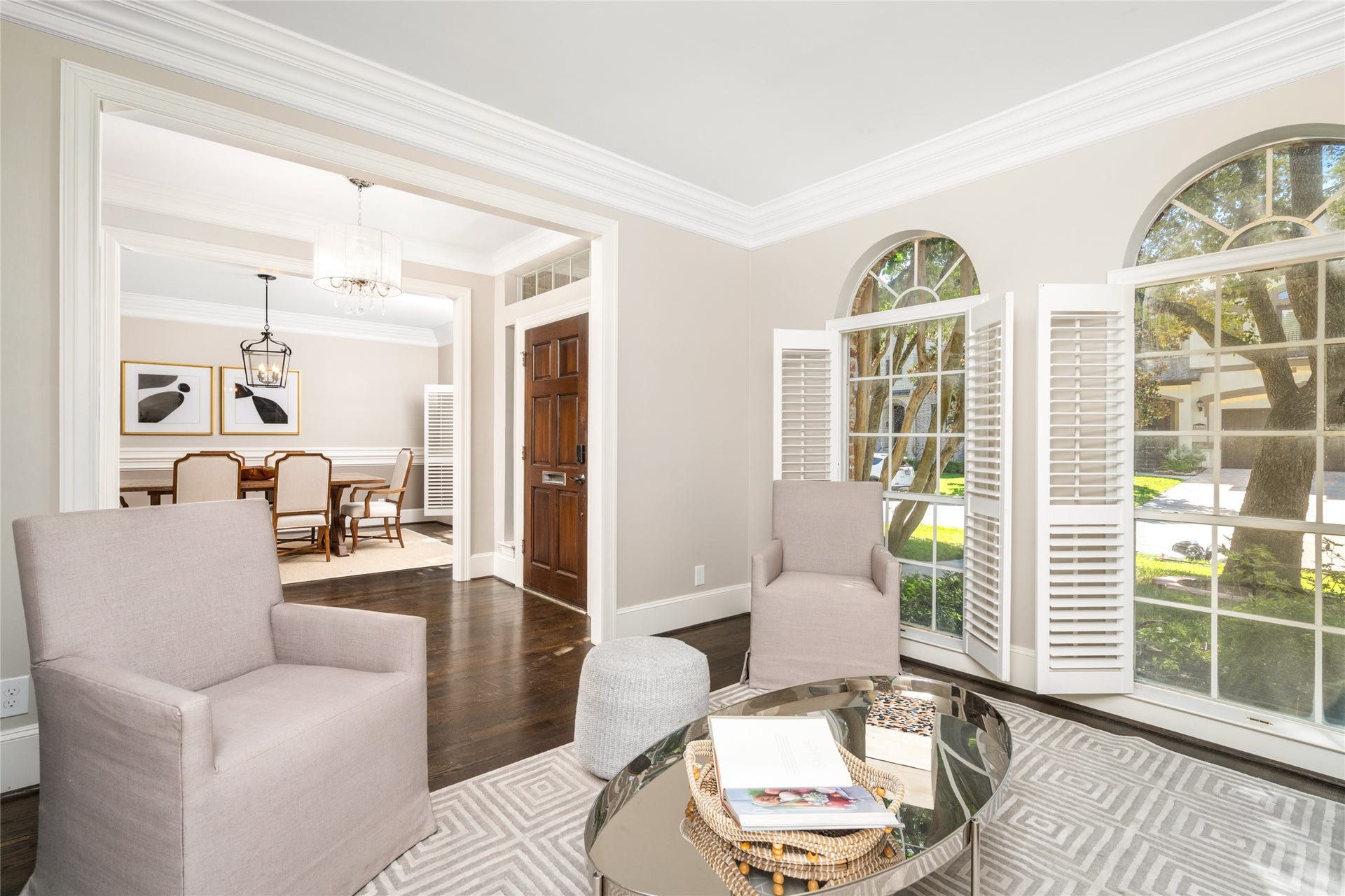 4312 Holt Street, Bellaire, TX 77401 The light-filled formal living room is ideal as a sophisticated sitting room or a stylish space for entertaining.