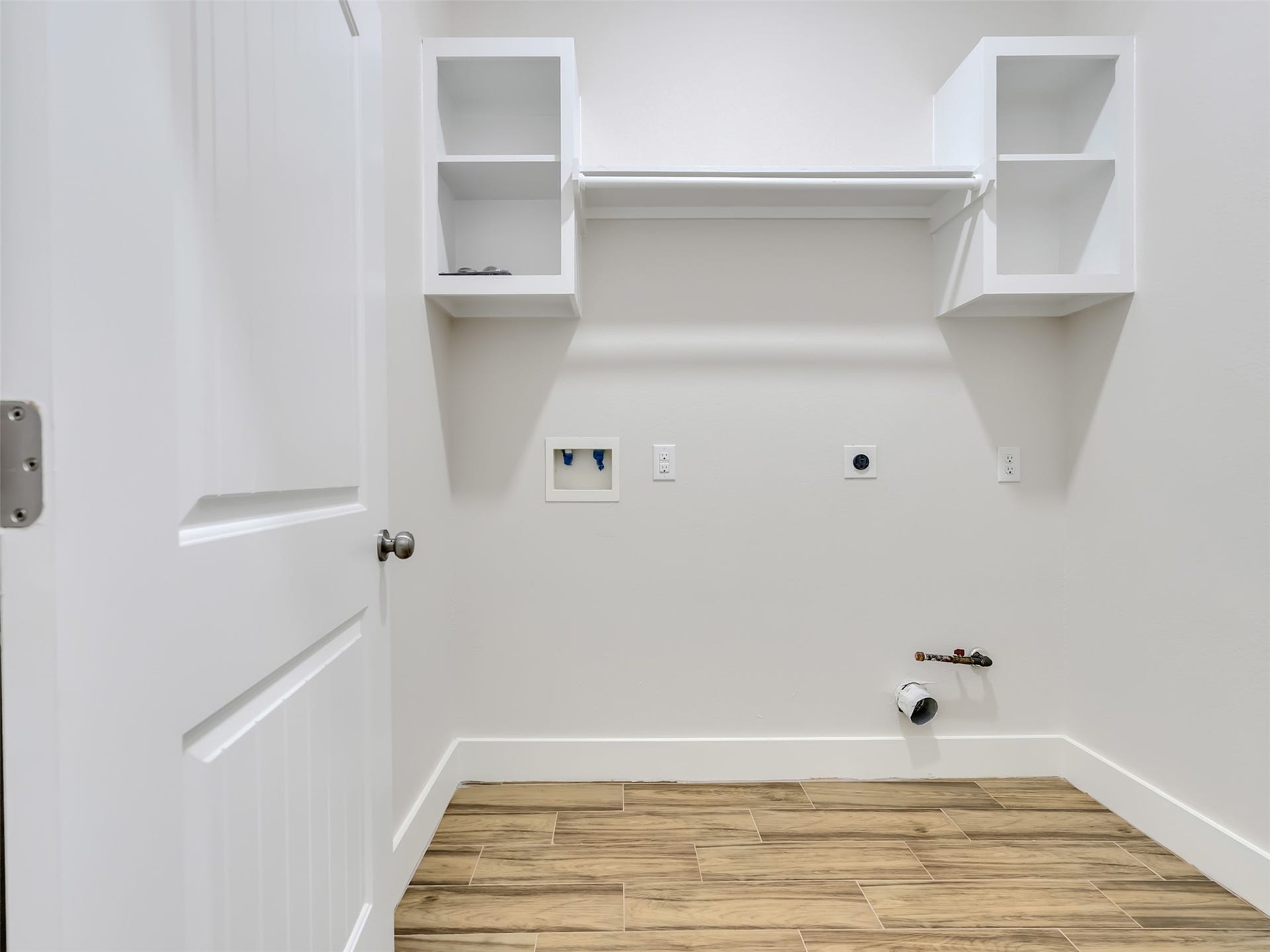 4102 Hill Avenue, Dickinson, TX 77539 Utility room ready for your washer and dryer!