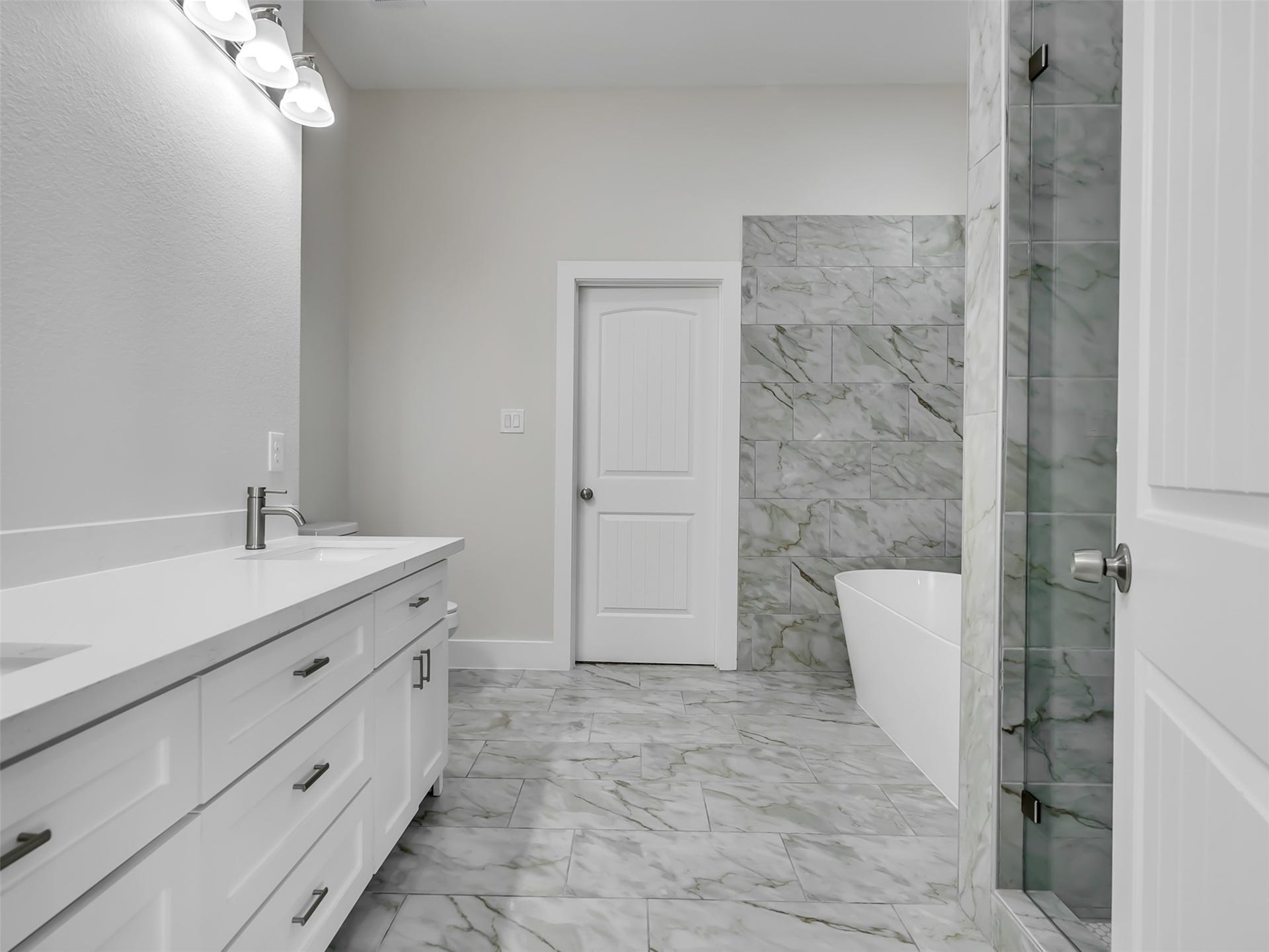 4102 Hill Avenue, Dickinson, TX 77539 Primary Bath has seperate shower and tub.