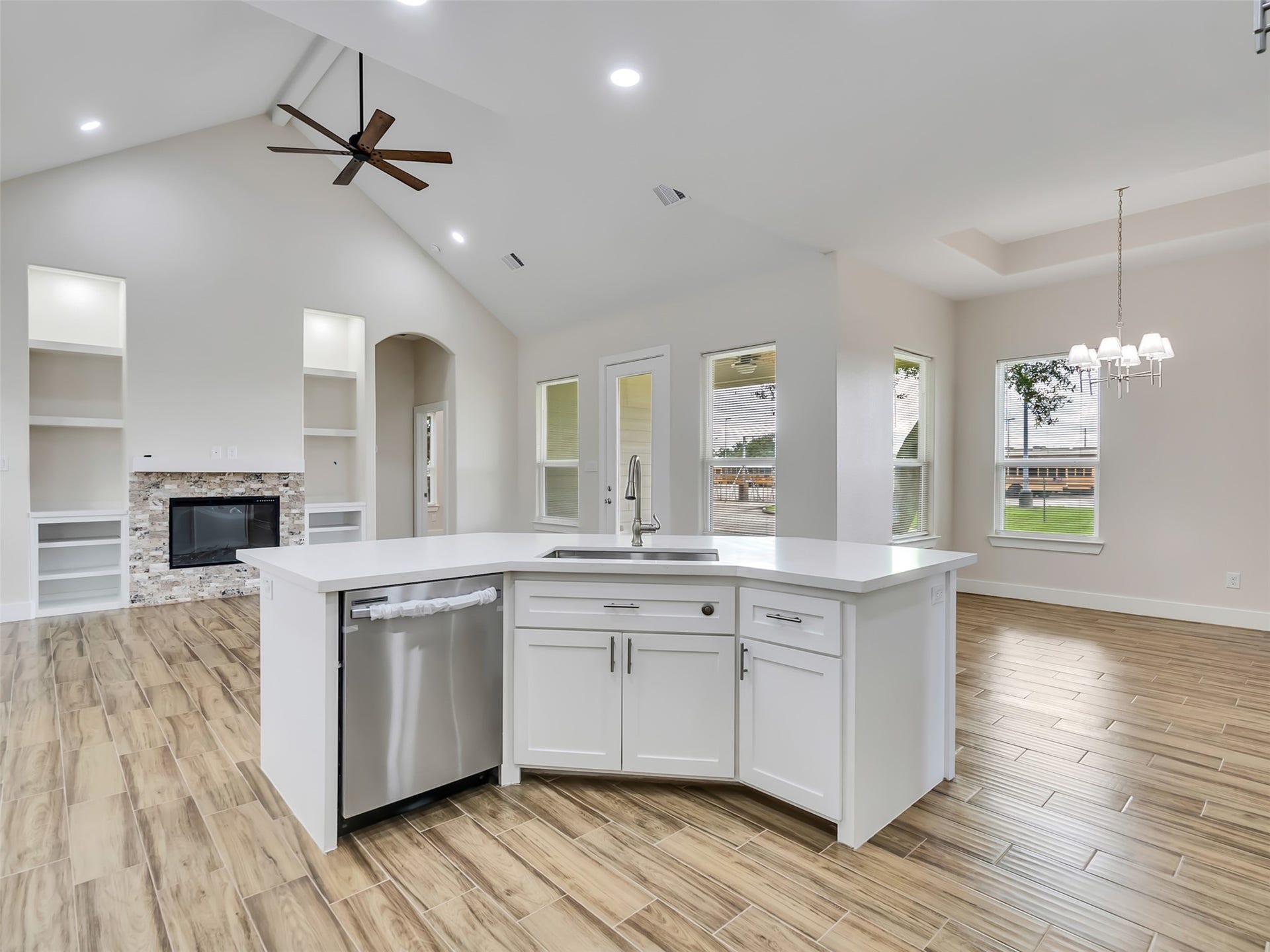 4102 Hill Avenue, Dickinson, TX 77539 Open floorplan and high ceilings throughout.
