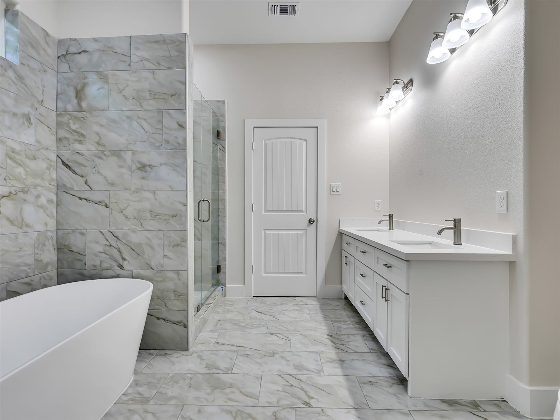 4102 Hill Avenue, Dickinson, TX 77539 Relax in the soaking tub!