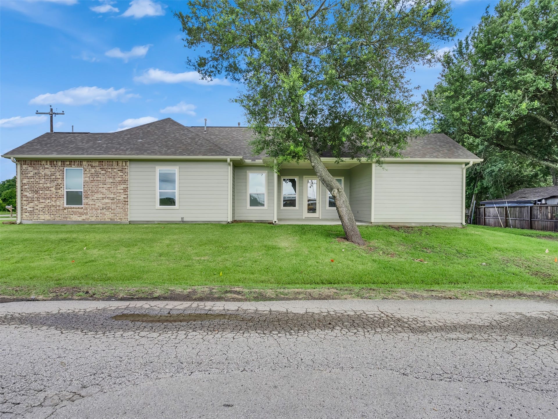 4102 Hill Avenue, Dickinson, TX 77539 Enjoy the side patio!