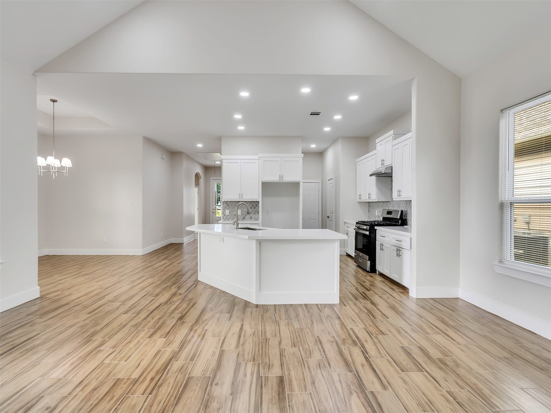 4102 Hill Avenue, Dickinson, TX 77539 Another look of this grand space.