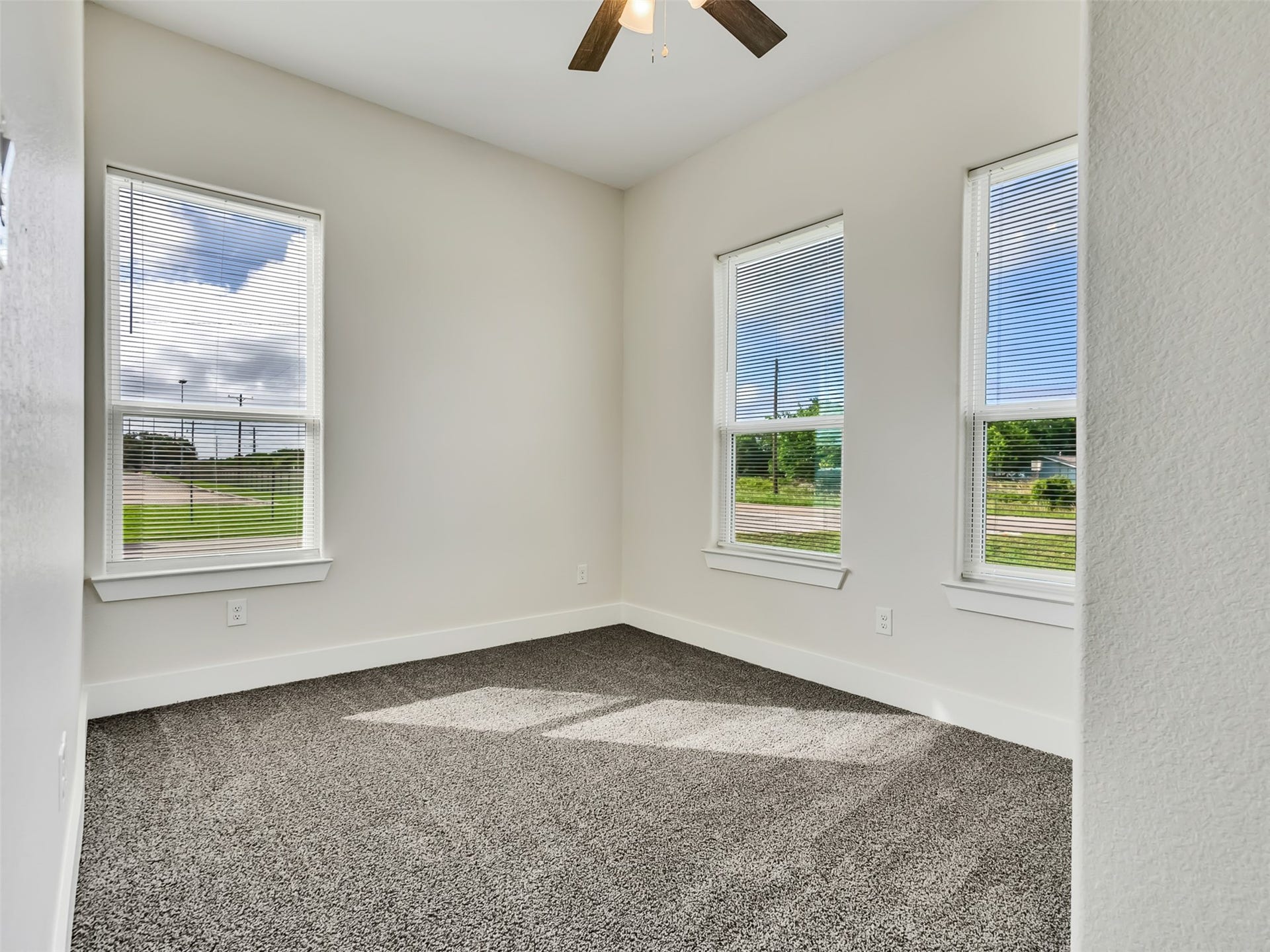 4102 Hill Avenue, Dickinson, TX 77539 Lots of natural light in this bedroom.