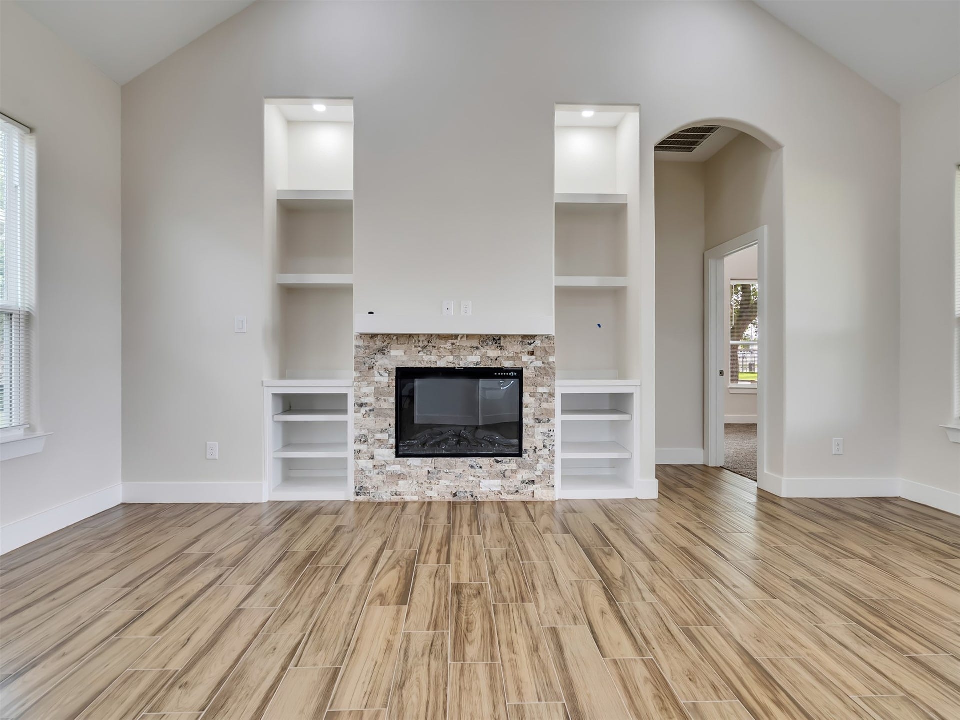4102 Hill Avenue, Dickinson, TX 77539 Electric fireplace with built-ins