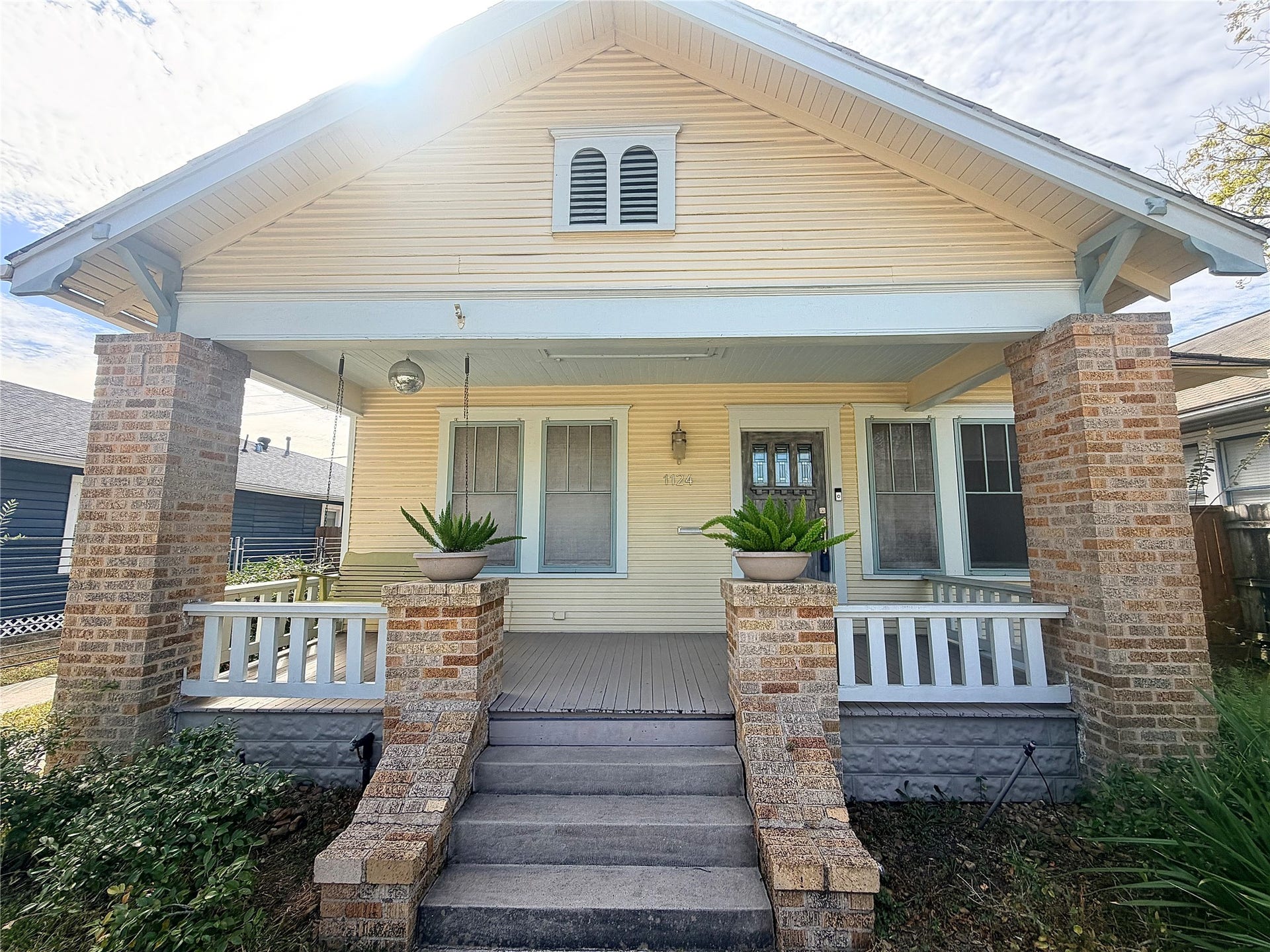 great curb appeal in this well-maintained bungalow