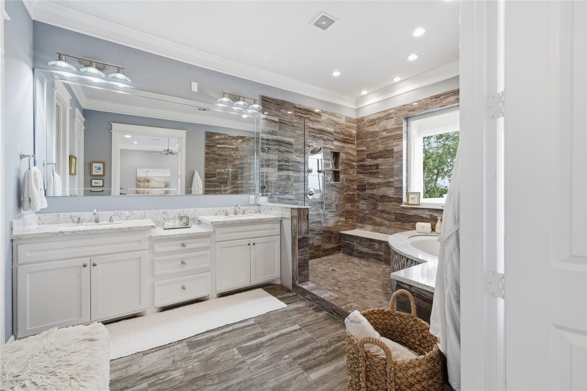 2174 Marina Way, Kemah, TX 77565 Just look at the size of that shower!
