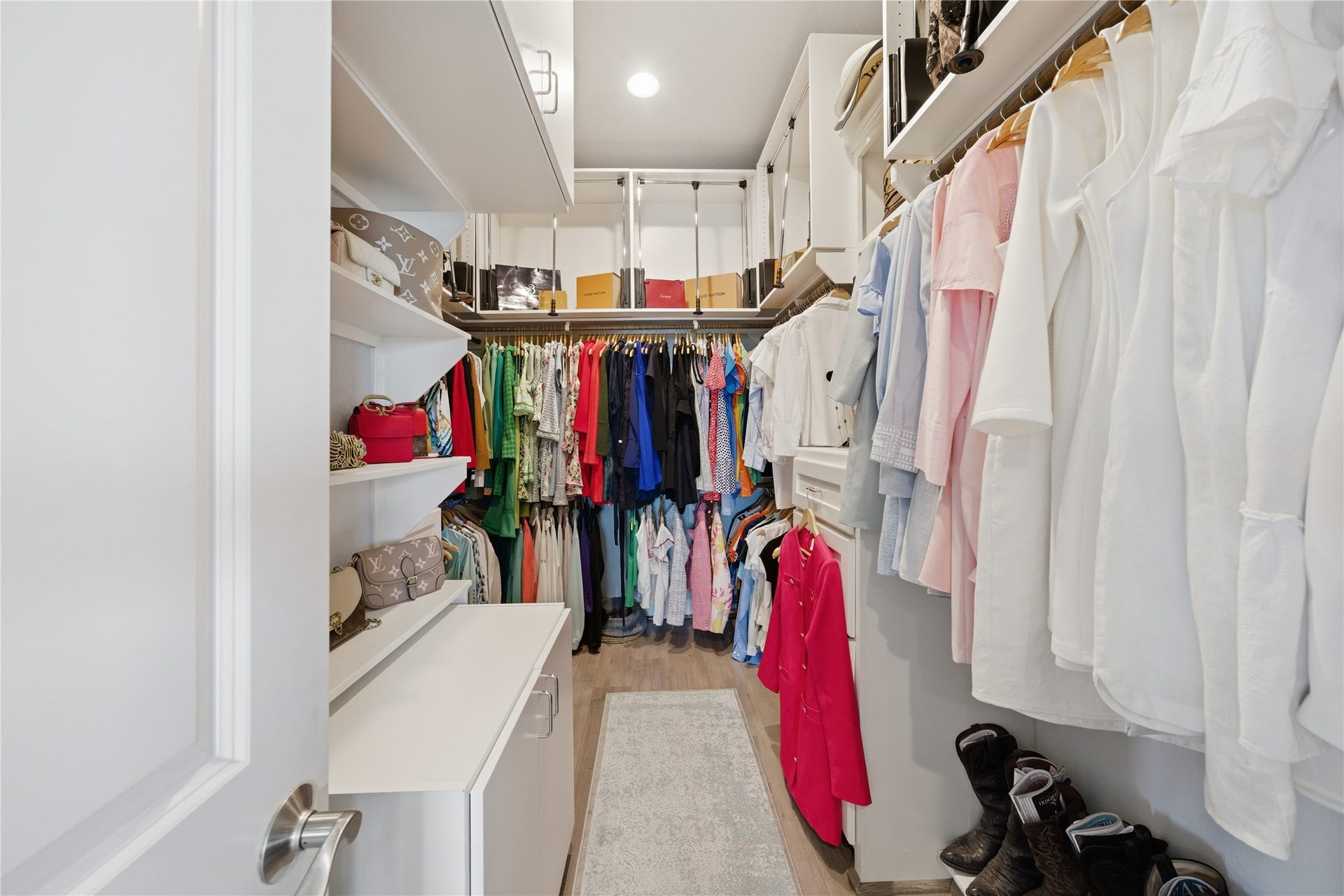 2174 Marina Way, Kemah, TX 77565 Large primary closet with a pull-down closet rod. Perfect for your seasonal clothing rotation.