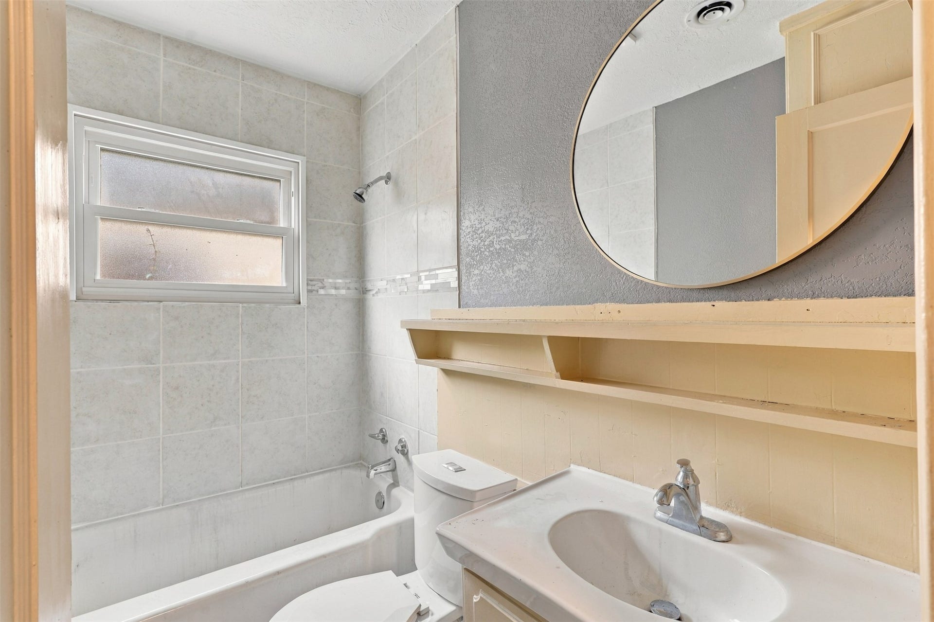 8421 Baker Drive, Houston, TX 77017 Second bathroom