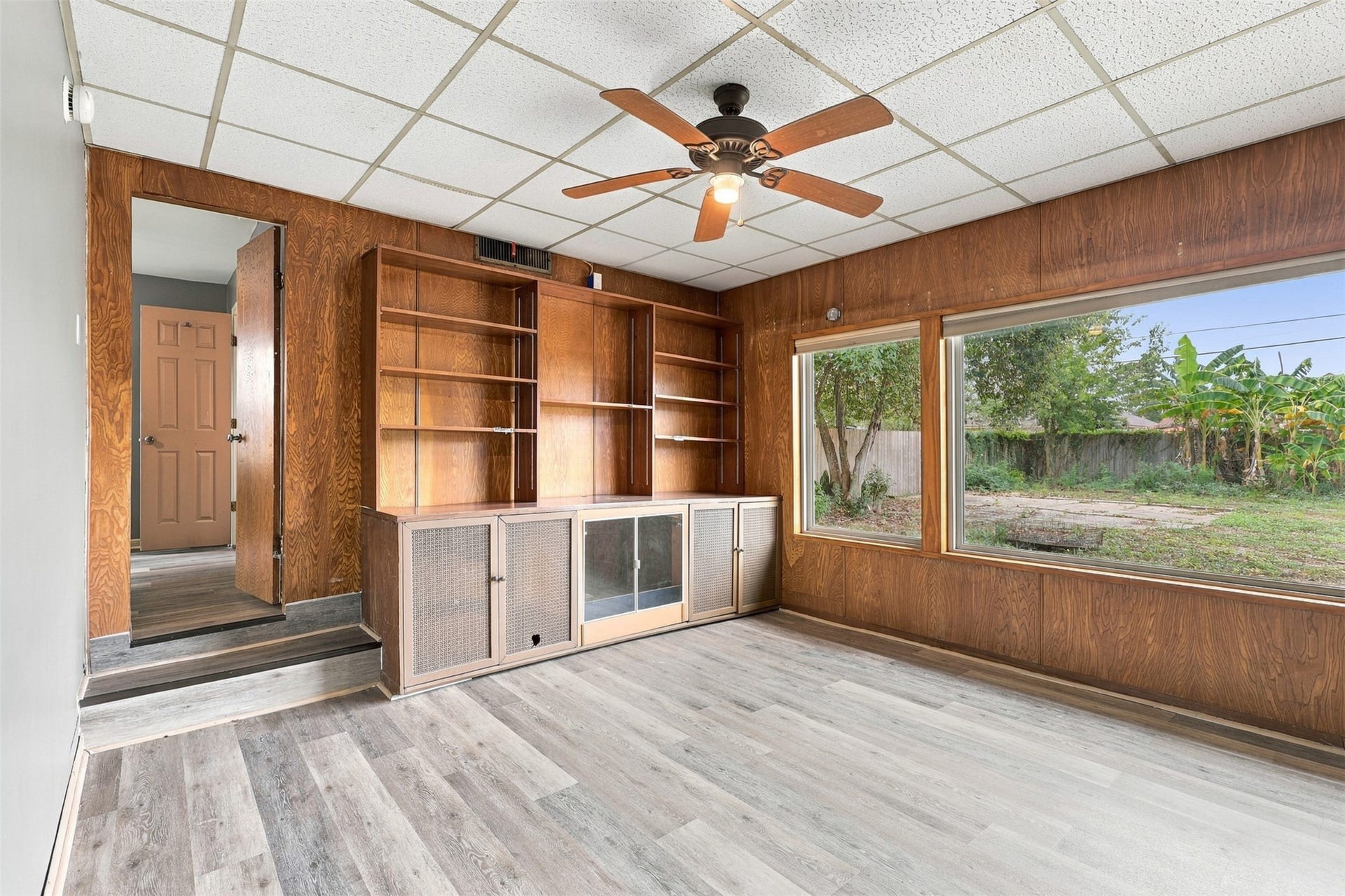 8421 Baker Drive, Houston, TX 77017 Den/Flex Space: Versatile additional living space that can be used as a den, home office, or 3rd bedroom