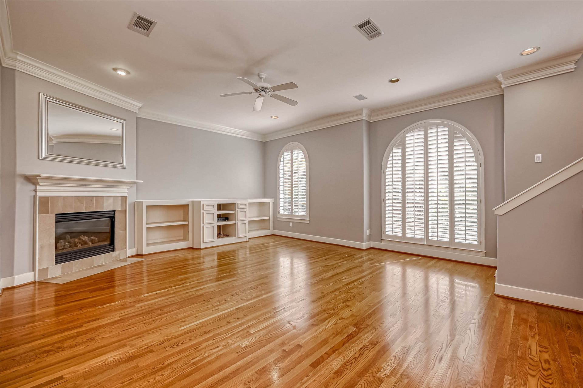6413 Westcott Street, Houston, TX 77007 Expansive living room in this lovely townhouse. Built in speakers for surround sound, gaslog fireplace, plantation shutters.