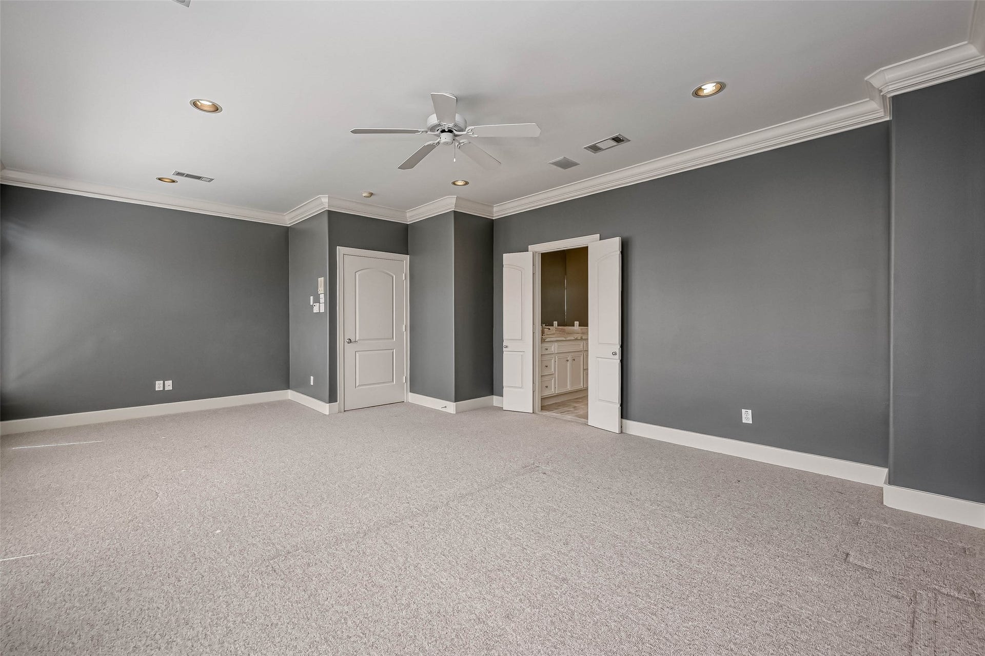 6413 Westcott Street, Houston, TX 77007 Another angle of the primary bedroom