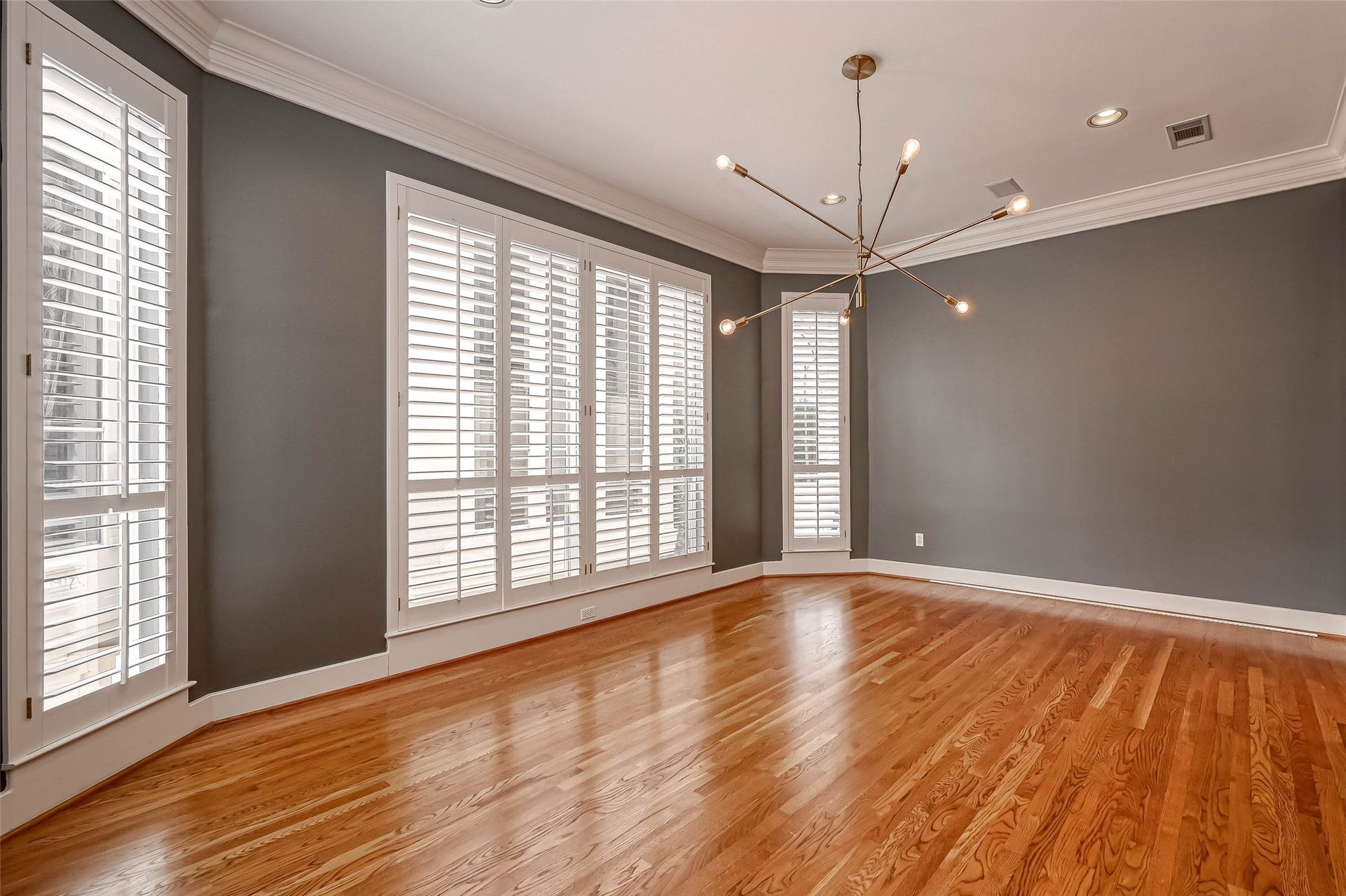 6413 Westcott Street, Houston, TX 77007 Wall of windows brings in tons of natural light.