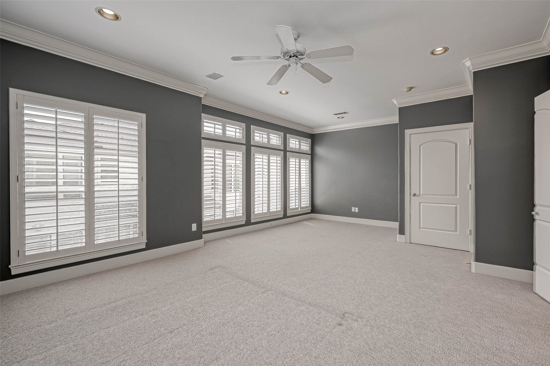 6413 Westcott Street, Houston, TX 77007 Massive primary bedroom with sitting area. This room gets tons of natural lighting.