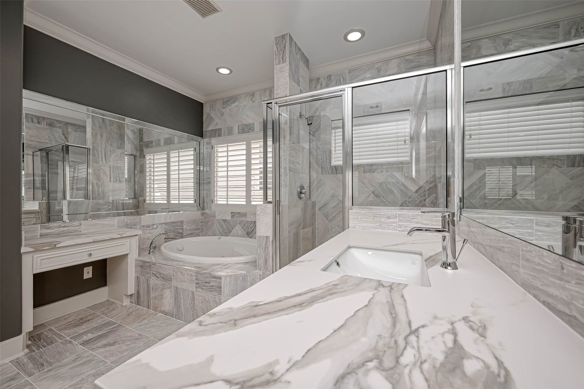 6413 Westcott Street, Houston, TX 77007 Primary bath with double sinks, vanity area, jacuzzi tub and separate shower