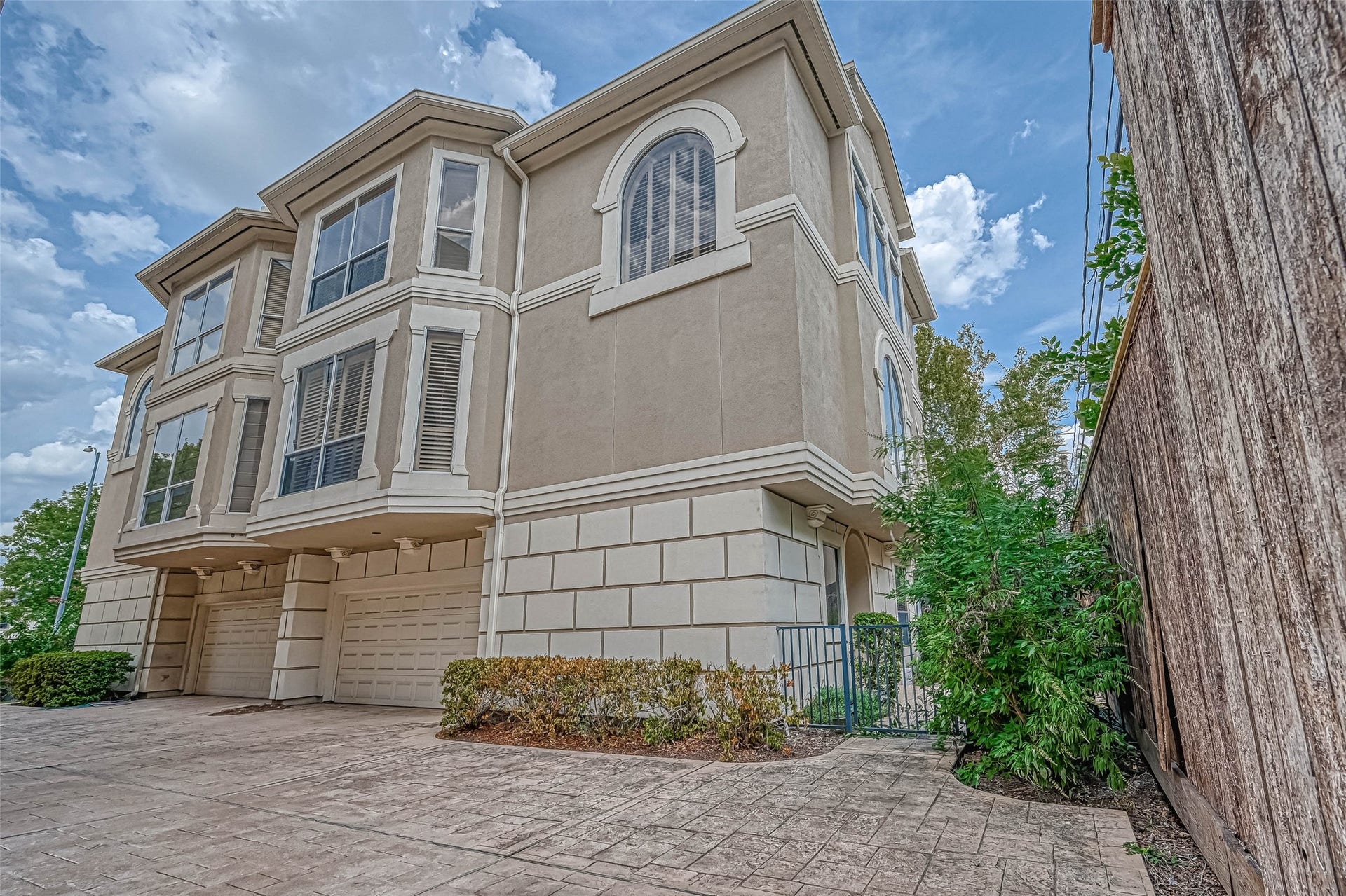 6413 Westcott Street, Houston, TX 77007 Located in a small gated community of 5 homes towards the back.