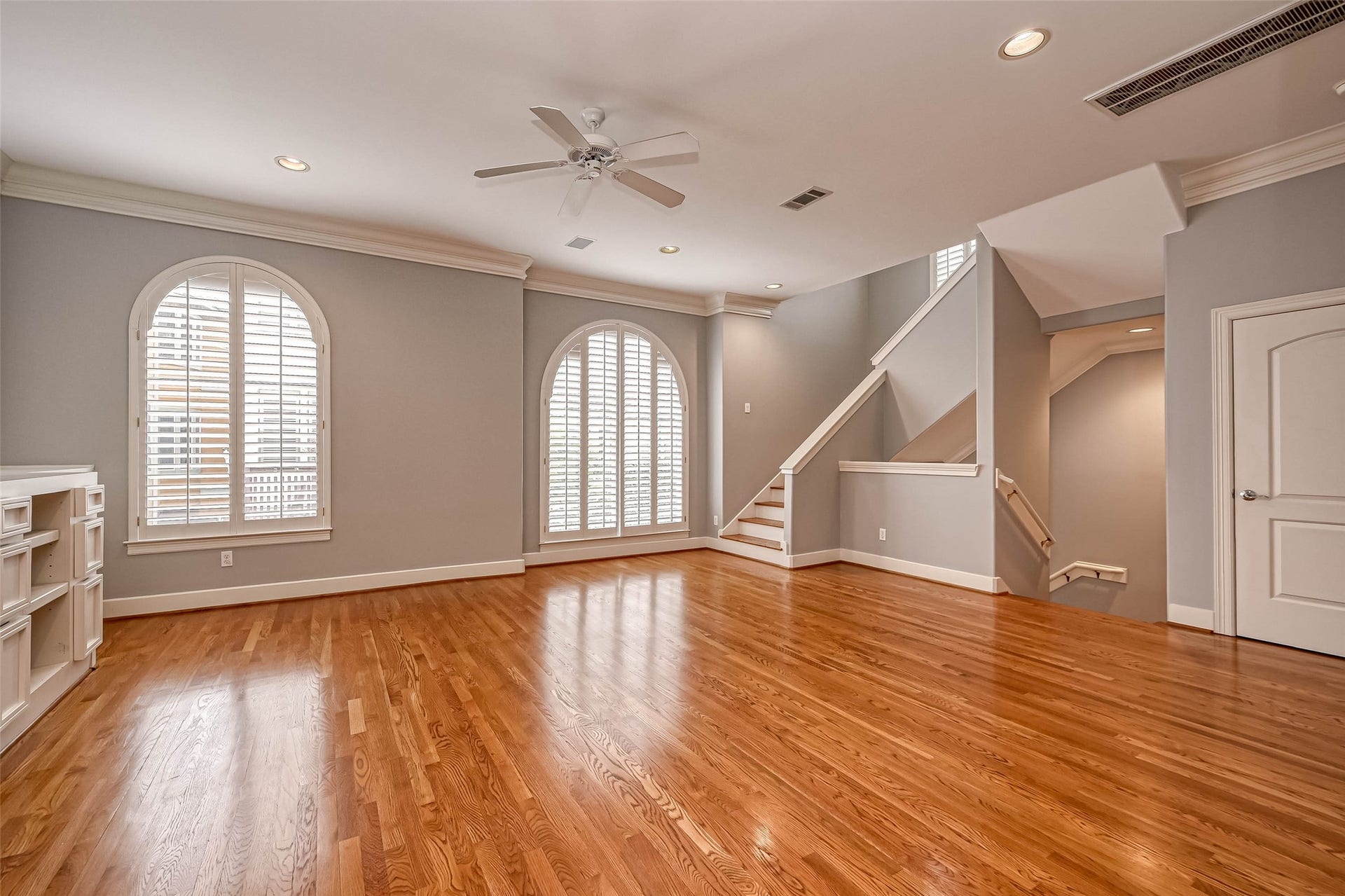 6413 Westcott Street, Houston, TX 77007 Gleaming wood floors throughout the second floor