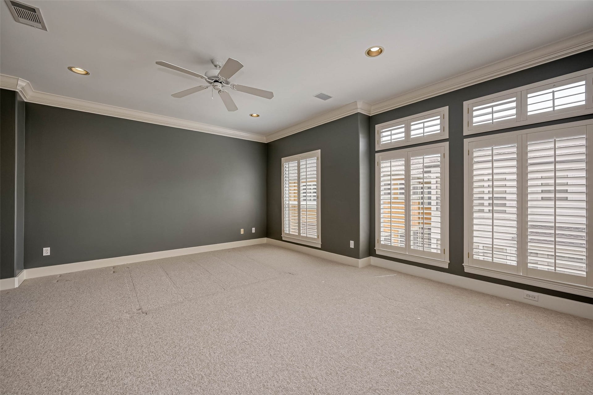 6413 Westcott Street, Houston, TX 77007 Primary bedroom on the third floor has plantation shutters, crown molding and built in speakers.