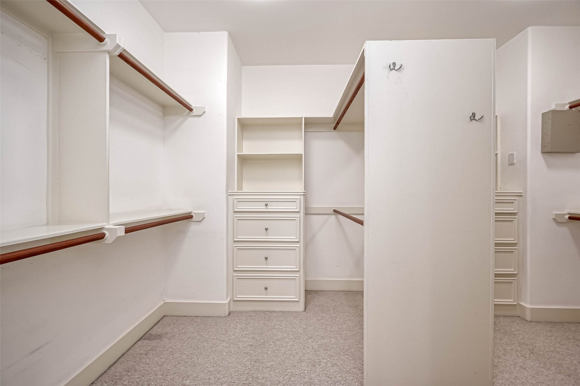 6413 Westcott Street, Houston, TX 77007 Convenient built-ins in the primary closet
