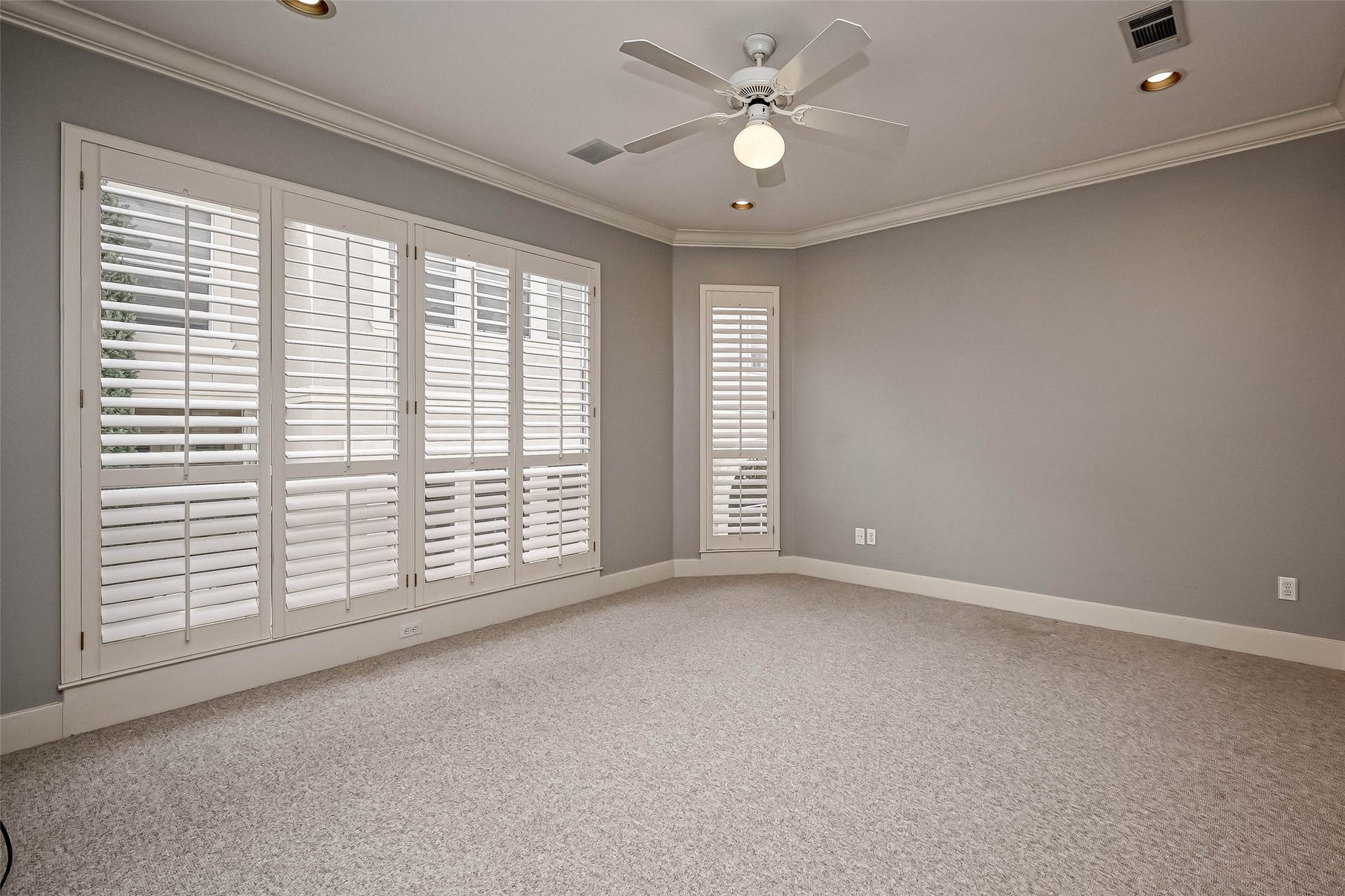 6413 Westcott Street, Houston, TX 77007 Secondary bedroom on the third floor with an en suite bath