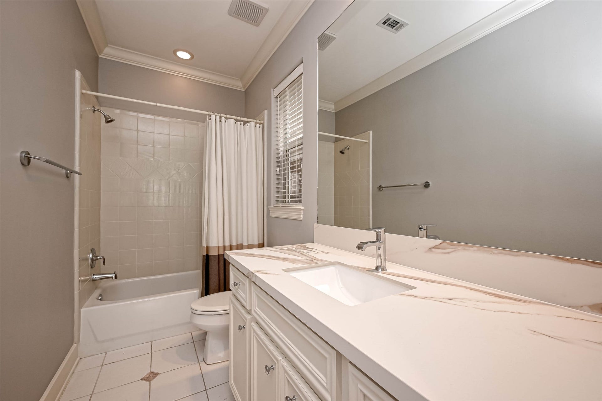 6413 Westcott Street, Houston, TX 77007 Secondary bath on the first floor